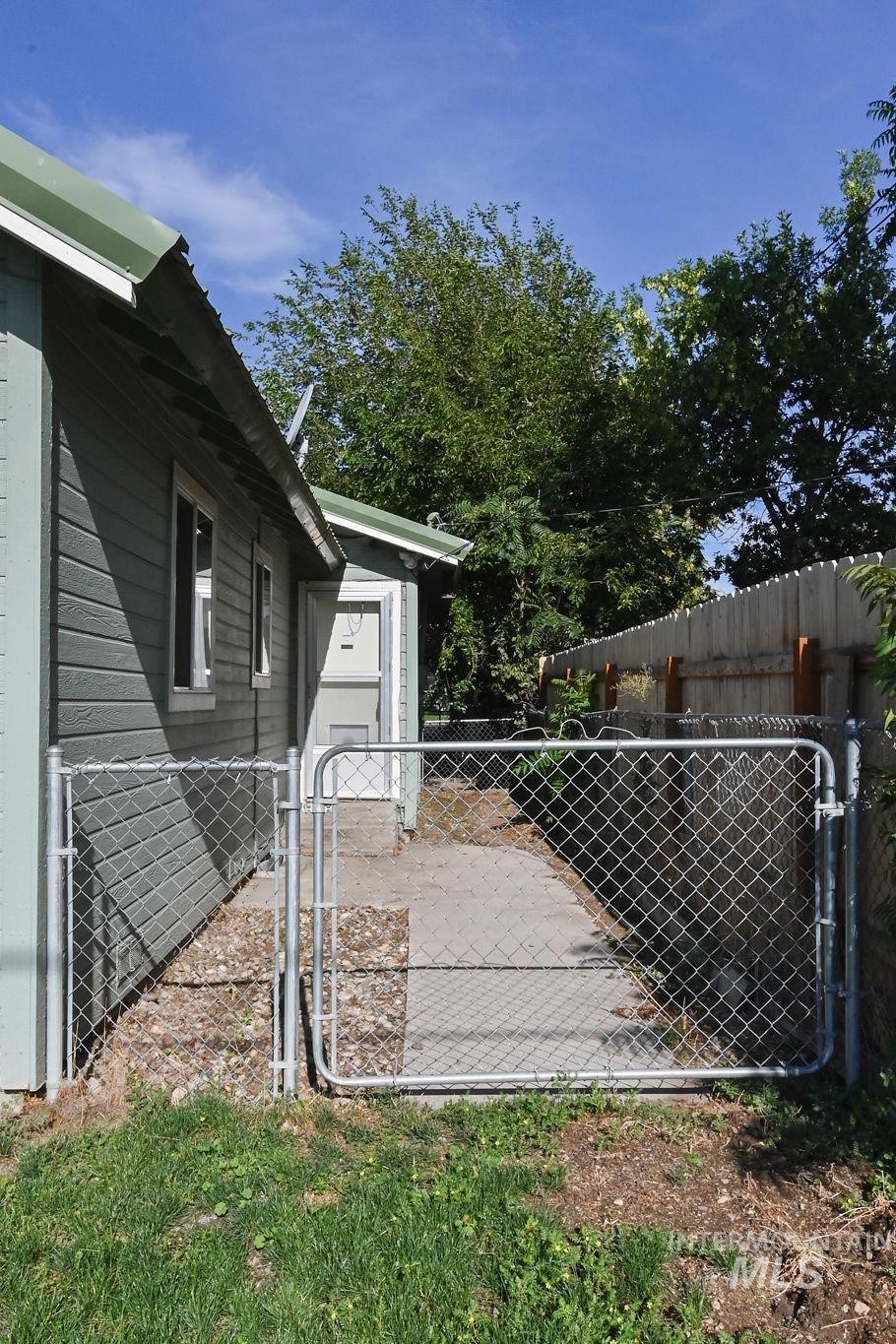 173 NW 7th Ave, Ontario, Oregon 97914, 2 Bedrooms, 1 Bathroom, Residential Income For Sale, Price $286,000, 98957626