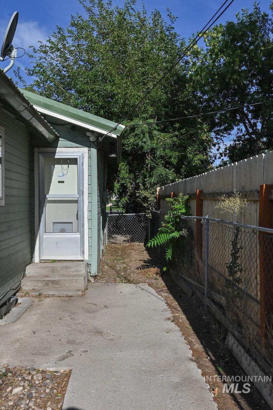 173 NW 7th Ave, Ontario, Oregon 97914, 2 Bedrooms, 1 Bathroom, Residential Income For Sale, Price $286,000, 98957626