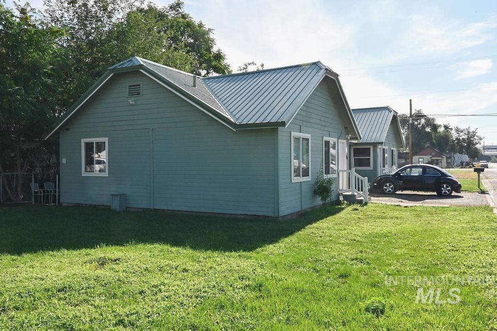 173 NW 7th Ave, Ontario, Oregon 97914, 2 Bedrooms, 1 Bathroom, Residential Income For Sale, Price $286,000, 98957626