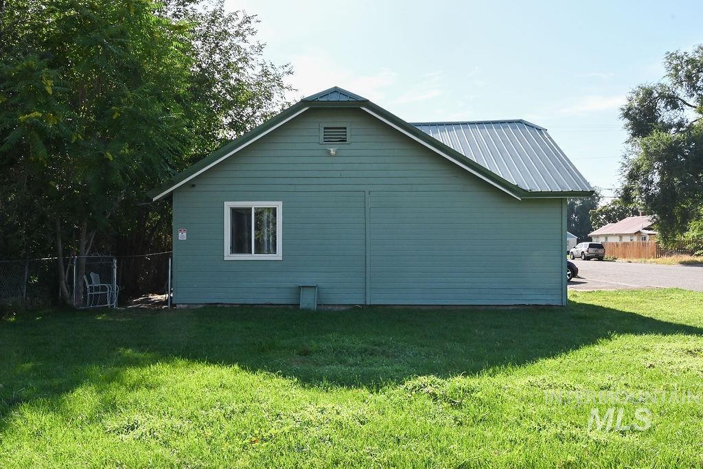 173 NW 7th Ave, Ontario, Oregon 97914, 2 Bedrooms, 1 Bathroom, Residential Income For Sale, Price $286,000, 98957626