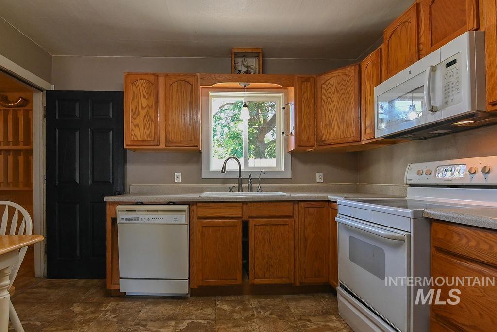 173 NW 7th Ave, Ontario, Oregon 97914, 2 Bedrooms, 1 Bathroom, Residential Income For Sale, Price $286,000, 98957626