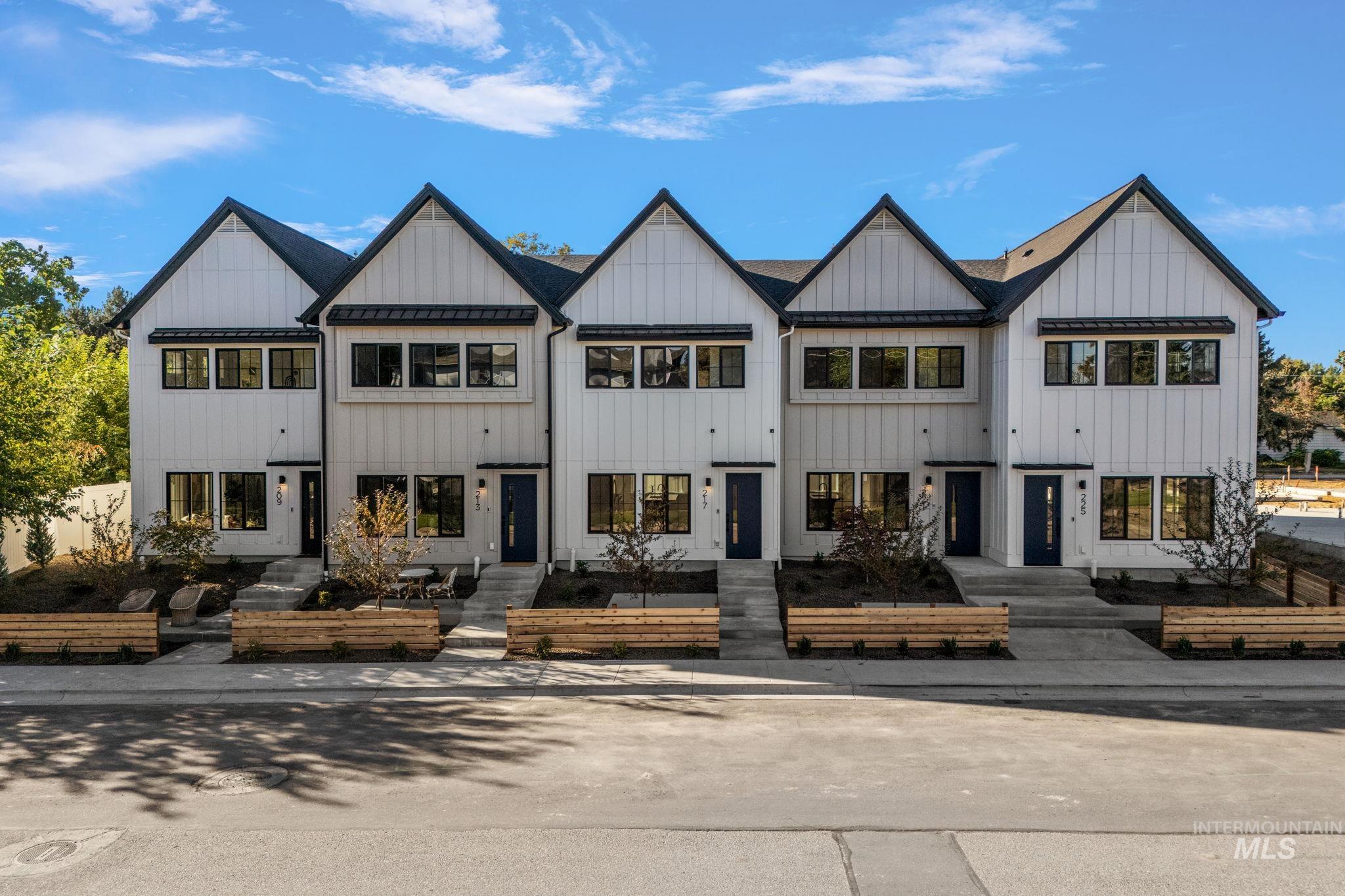 249 W Highland, Boise, Idaho 83706, 2 Bedrooms, 2.5 Bathrooms, Residential For Sale, Price $564,900,MLS 98957724