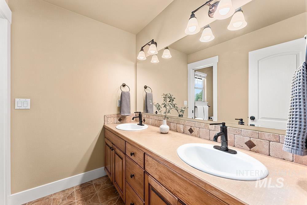 268 S Streamleaf Ave, Star, Idaho 83669, 4 Bedrooms, 3 Bathrooms, Residential For Sale, Price $739,900, 98957869