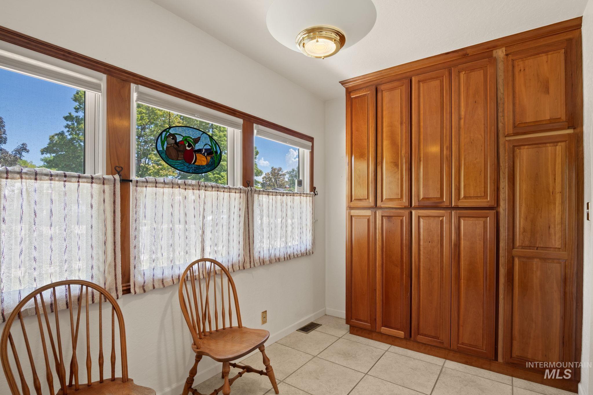 Sitting room with light tile patterned flooring and baseboards