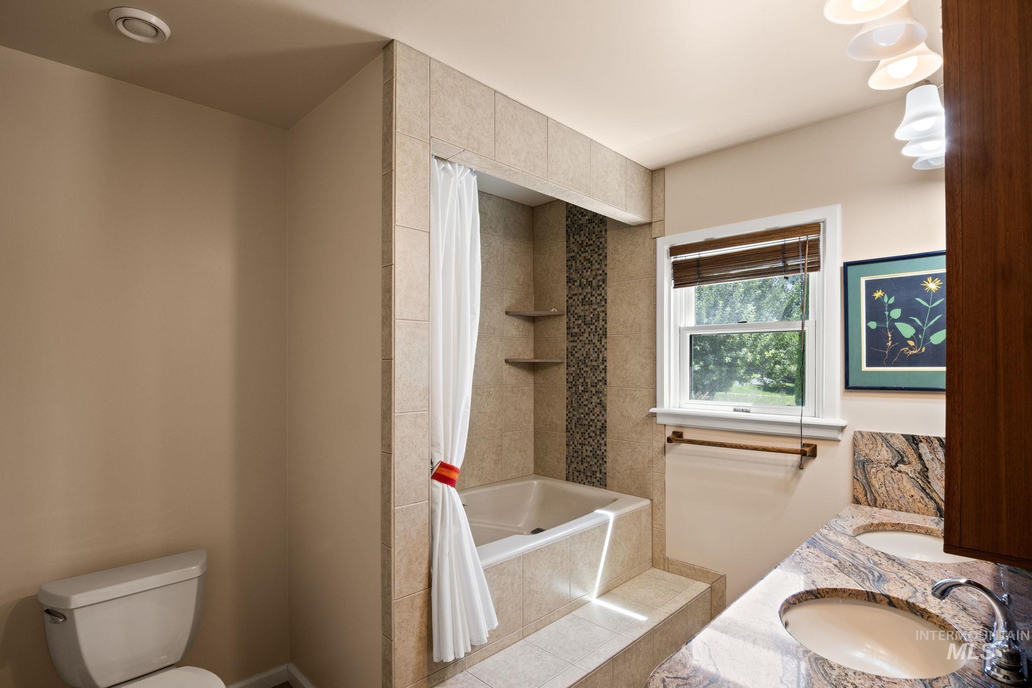 Bathroom with a sink and tiled shower / bath