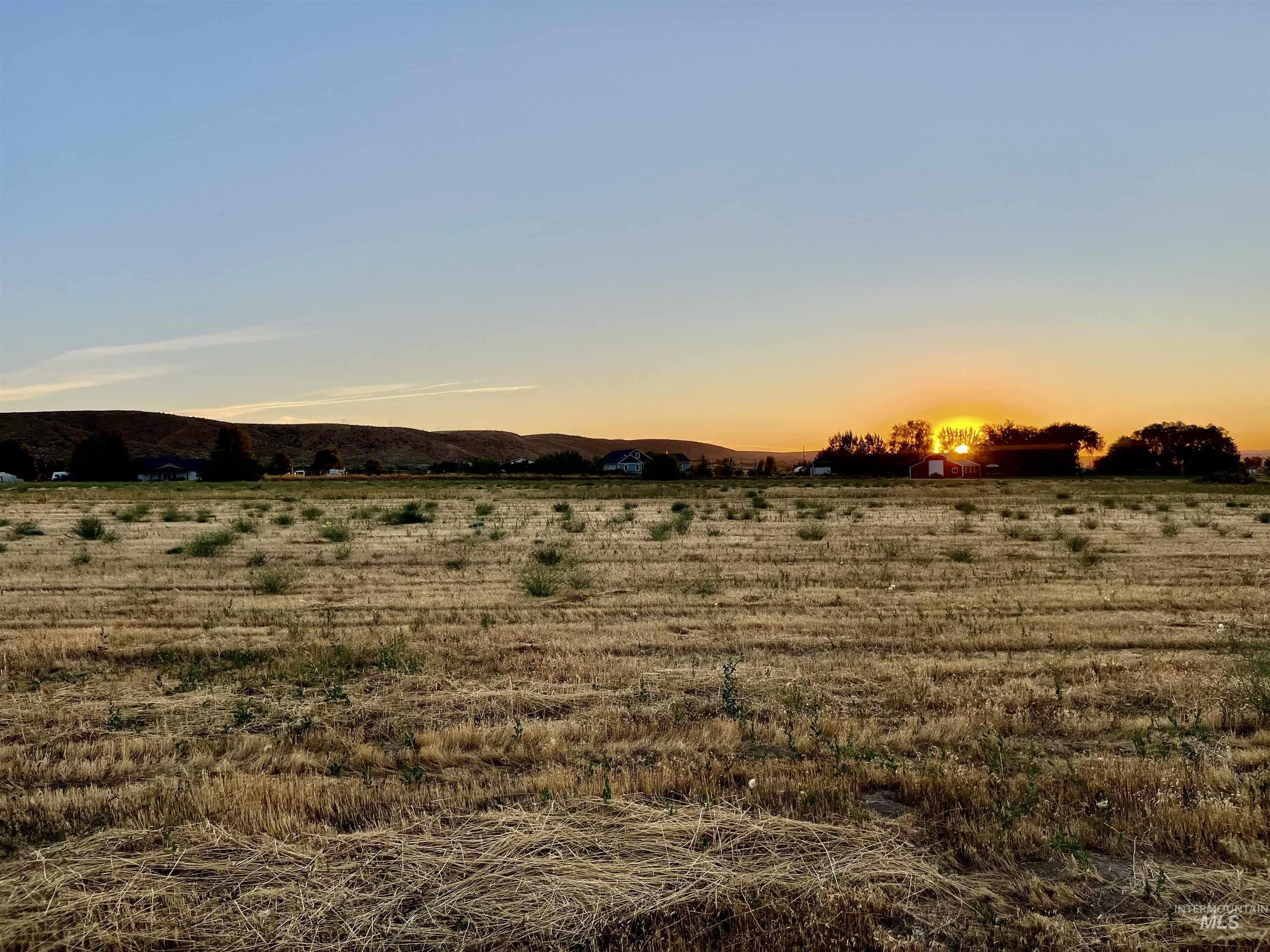 Nature at dusk featuring a view of rural / pastoral area