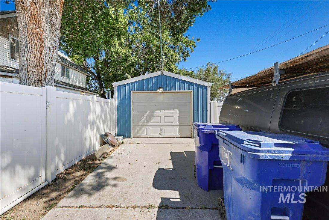 Detached garage with driveway