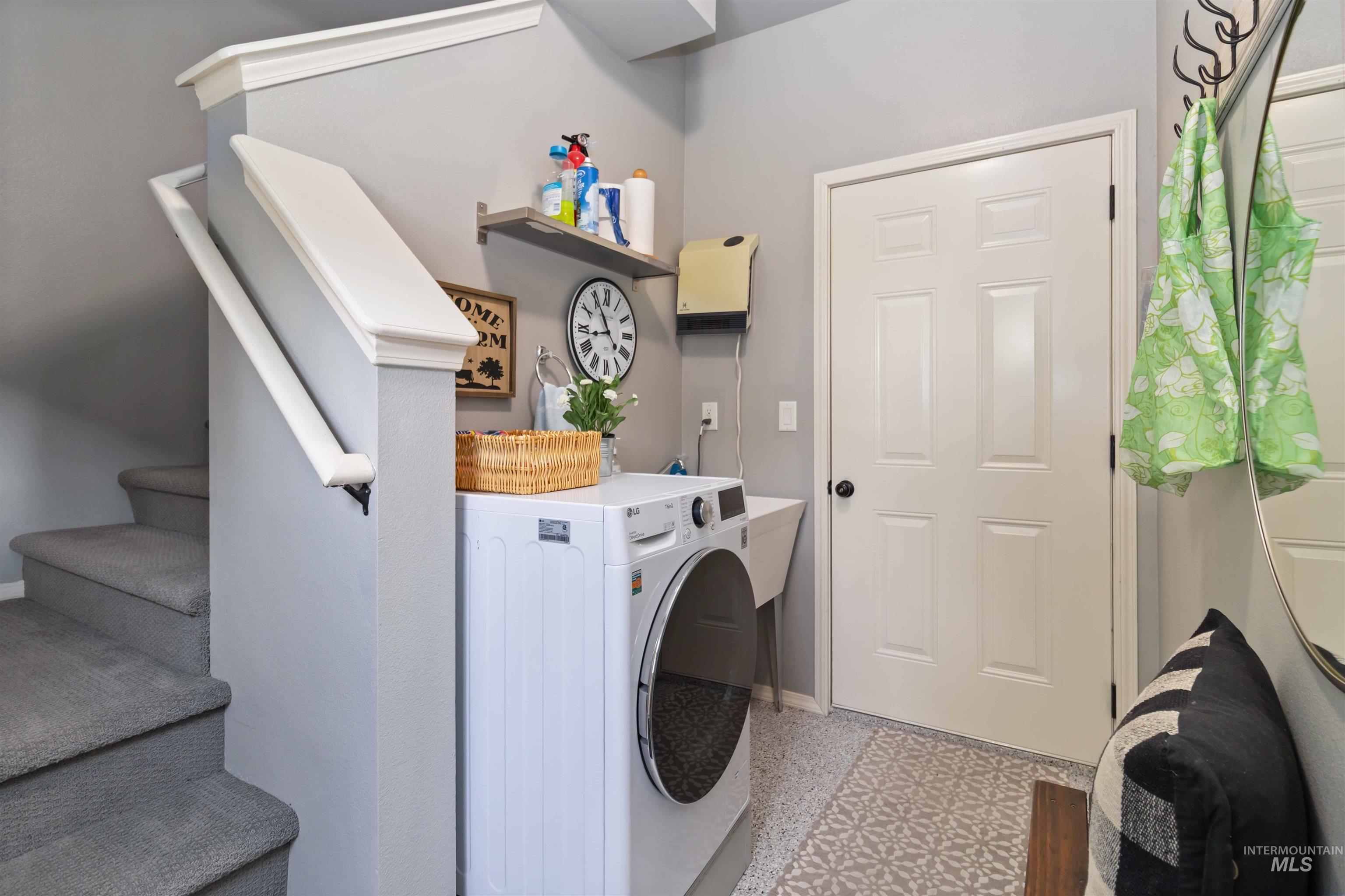 Laundry room with baseboards