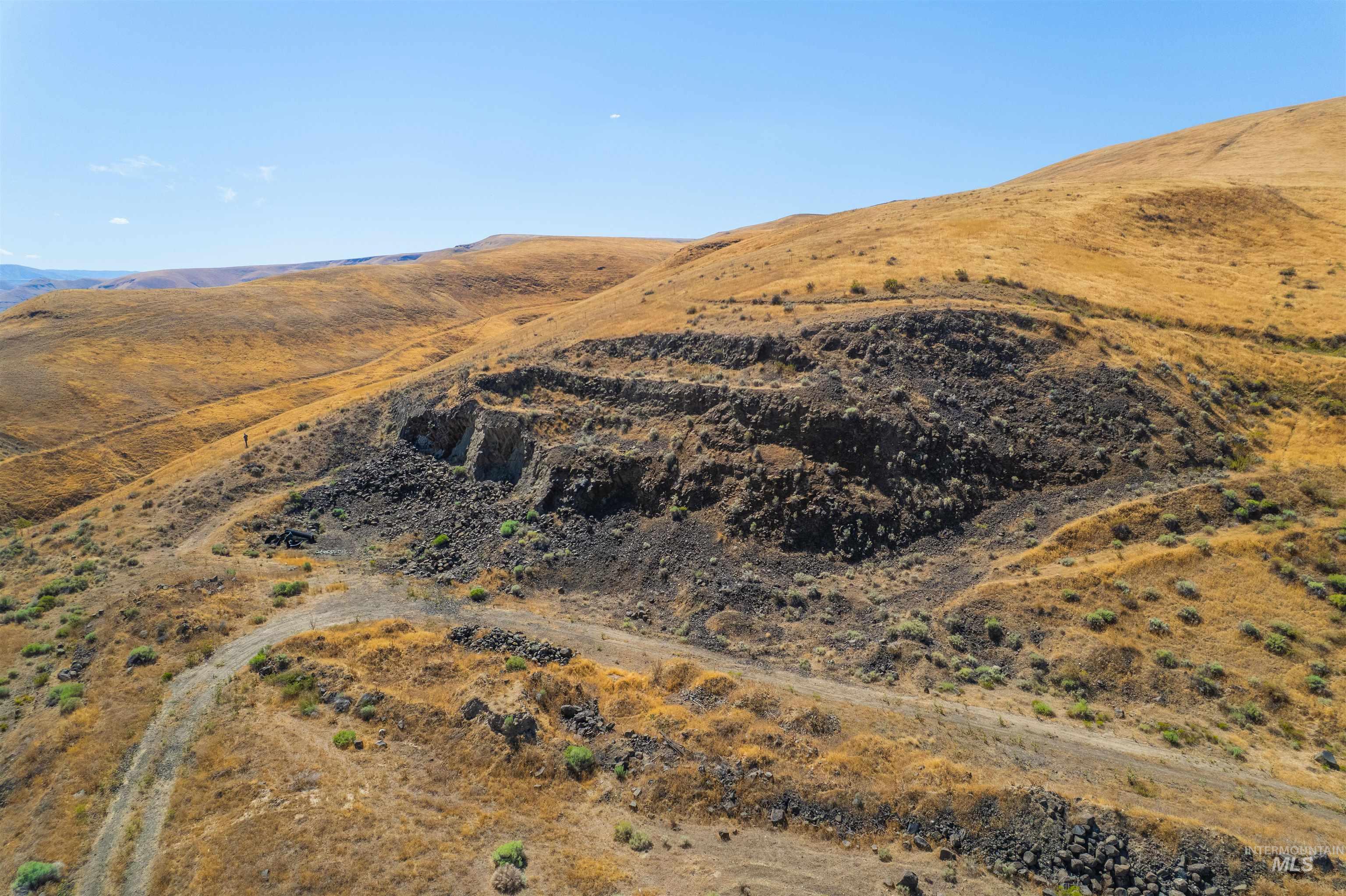 Aerial view of property's location featuring mountains and rural landscape