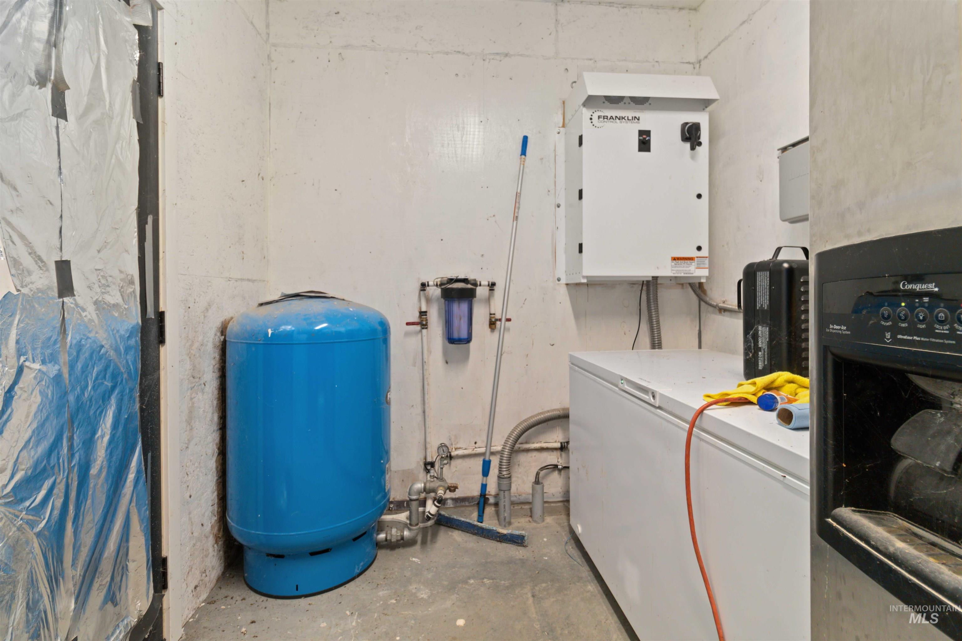 Utility room with washer / clothes dryer