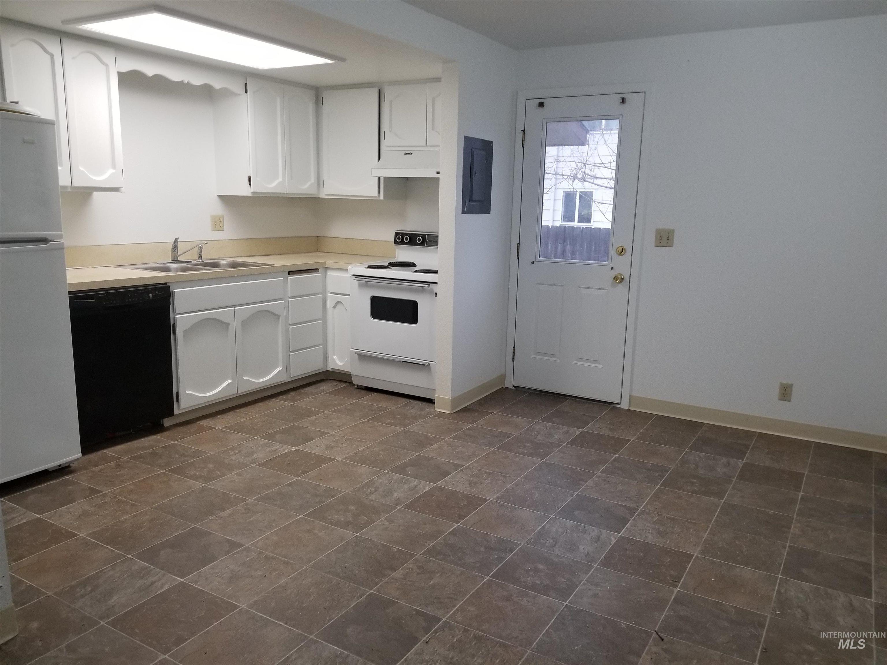 6738 W Westwood Ln, Boise, Idaho 83704, 2 Bedrooms, 1 Bathroom, Residential Income For Sale, Price $275,000, 98958807