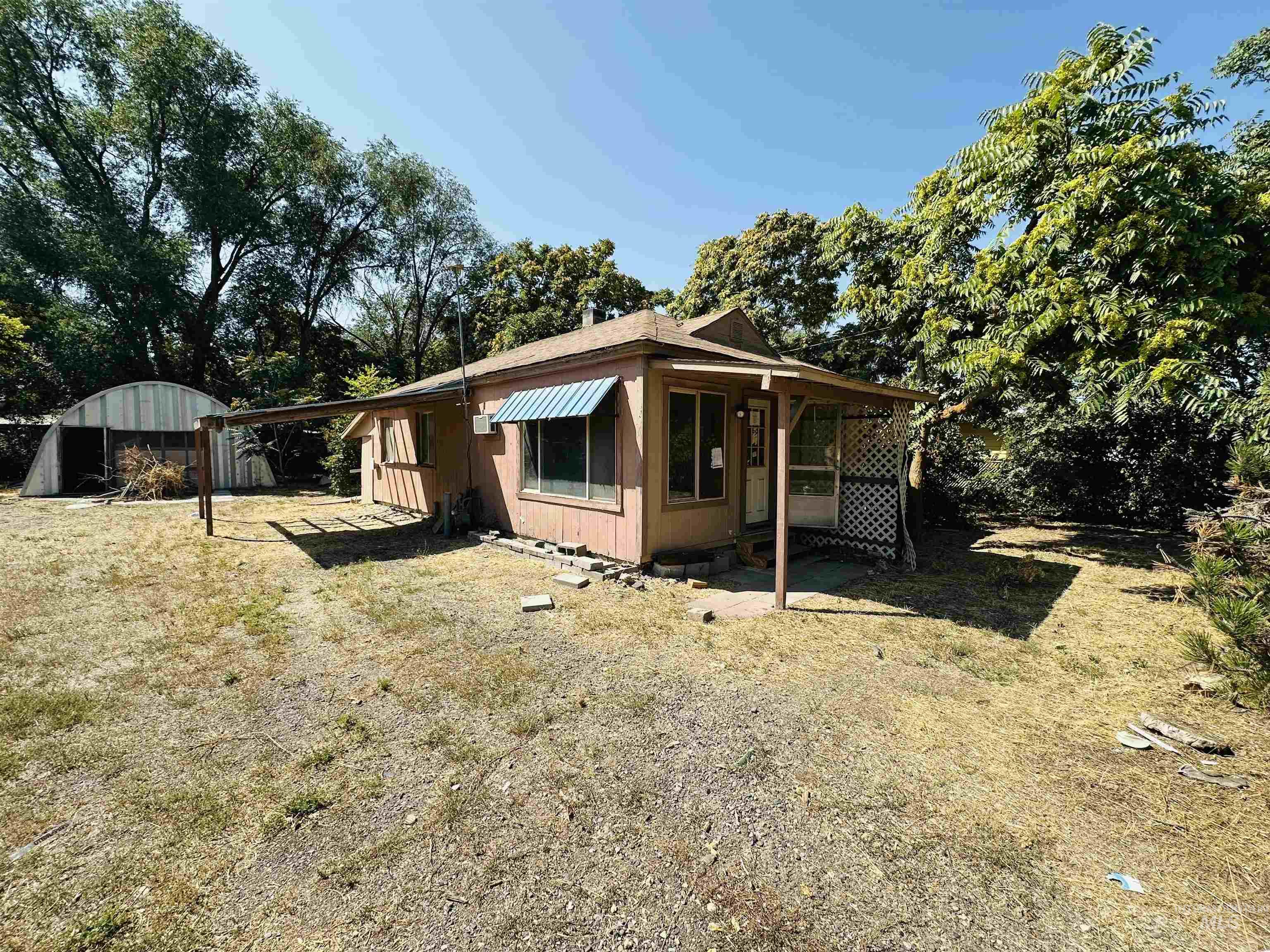 View of front of property featuring a front lawn and an attached carport