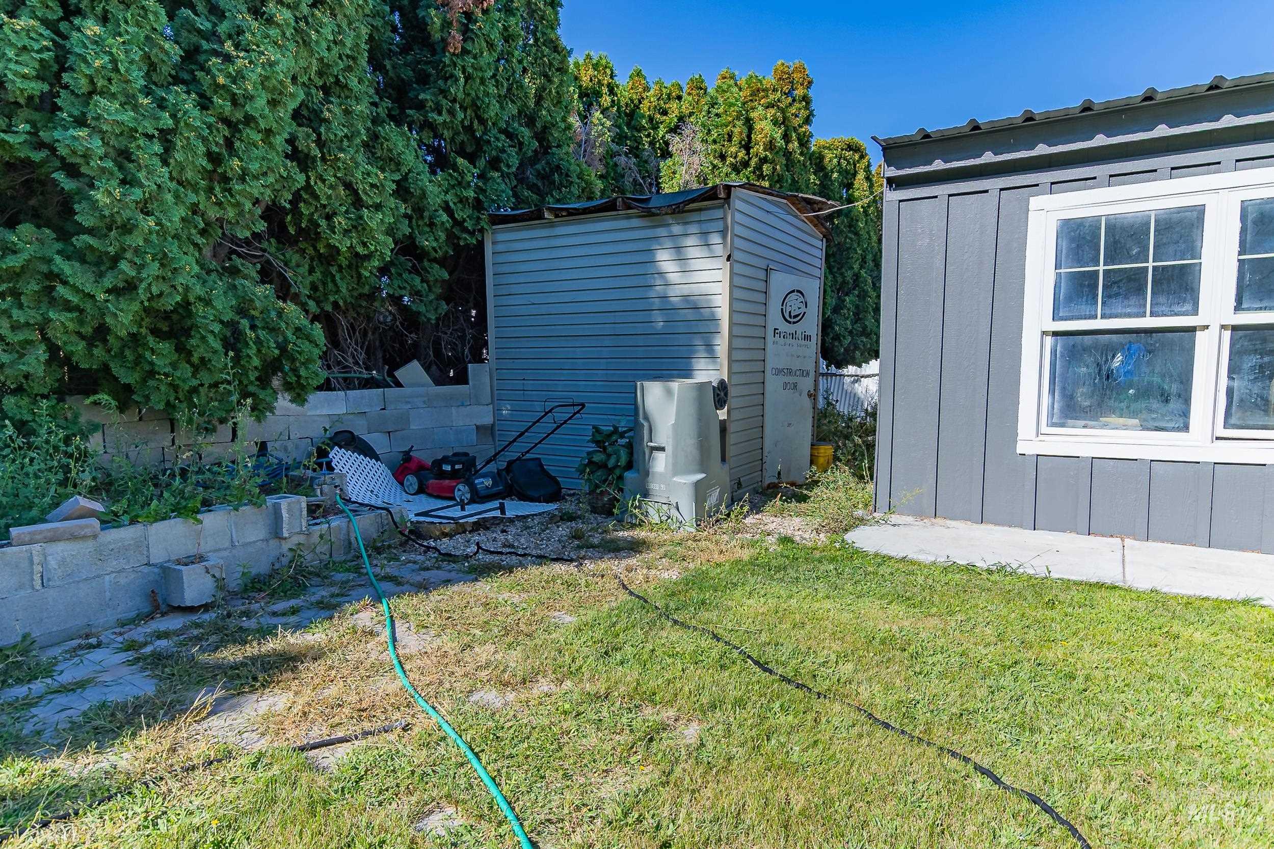 View of yard featuring a storage shed