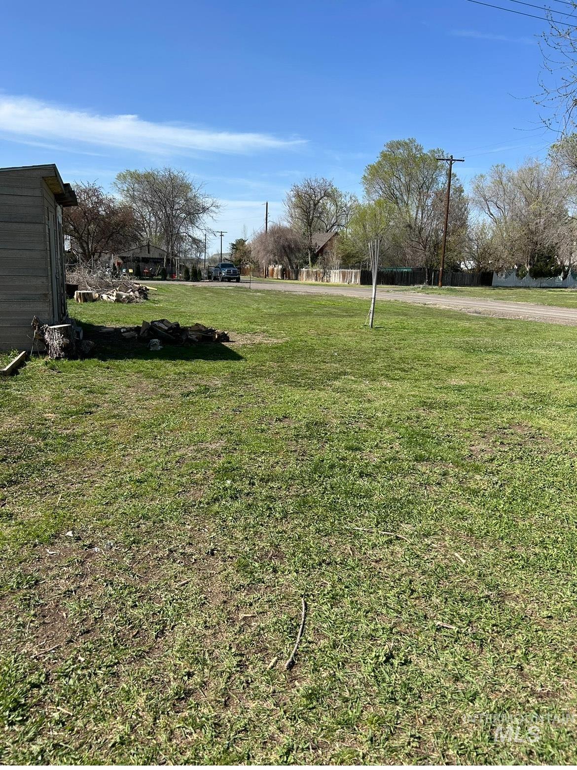 View of grassy yard