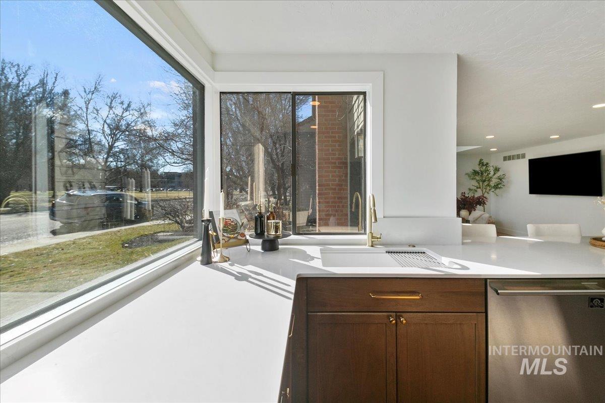 Sunroom / solarium featuring a sink