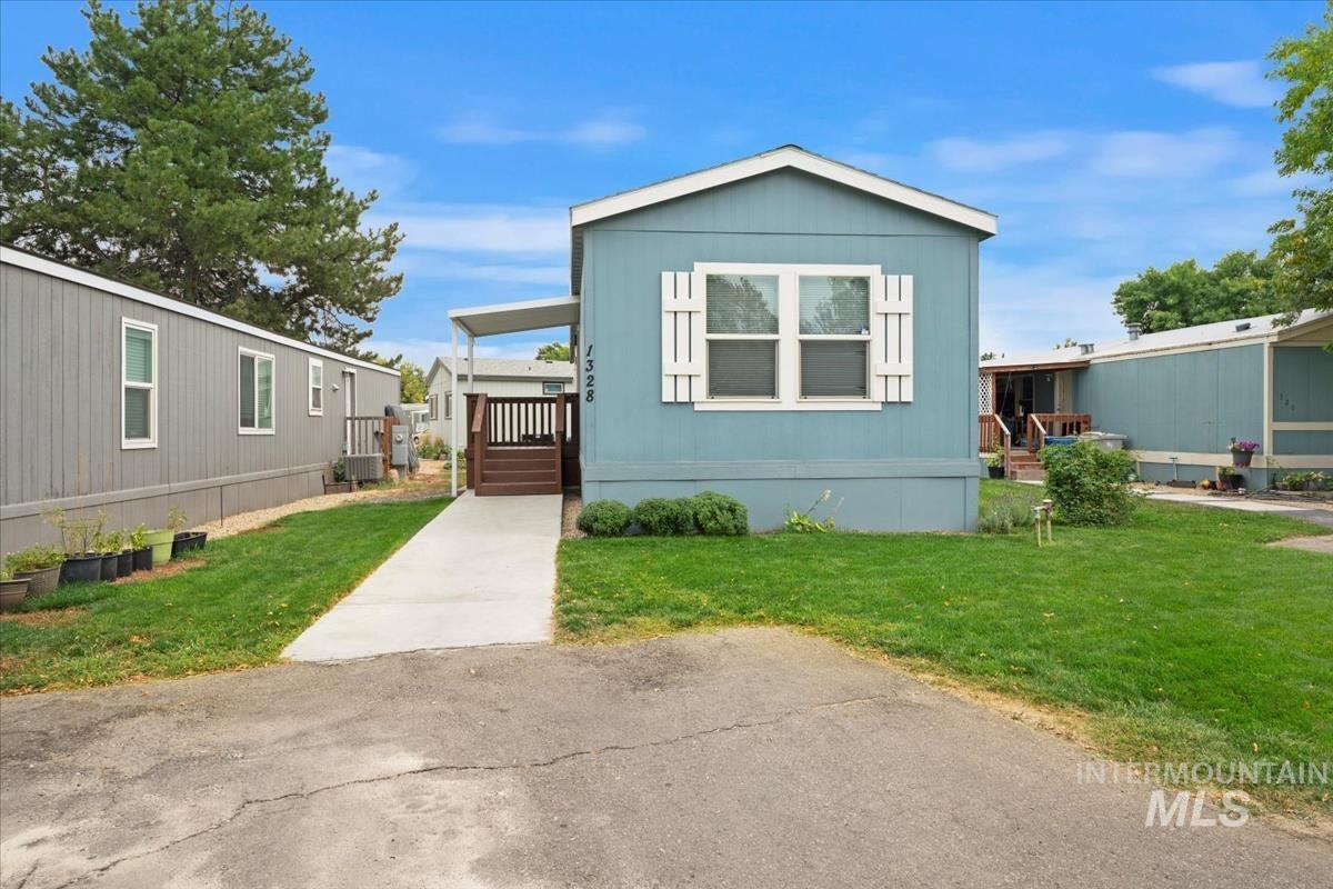 Manufactured / mobile home featuring a front lawn
