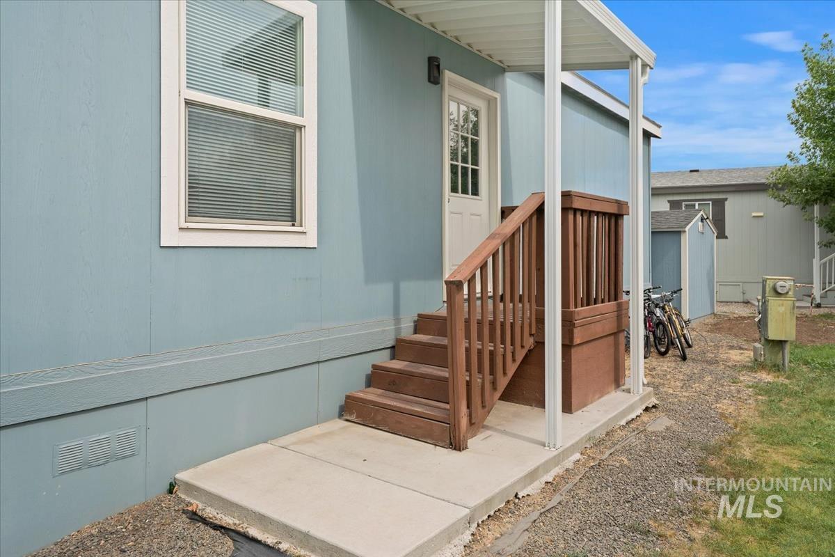 Entrance to property featuring crawl space