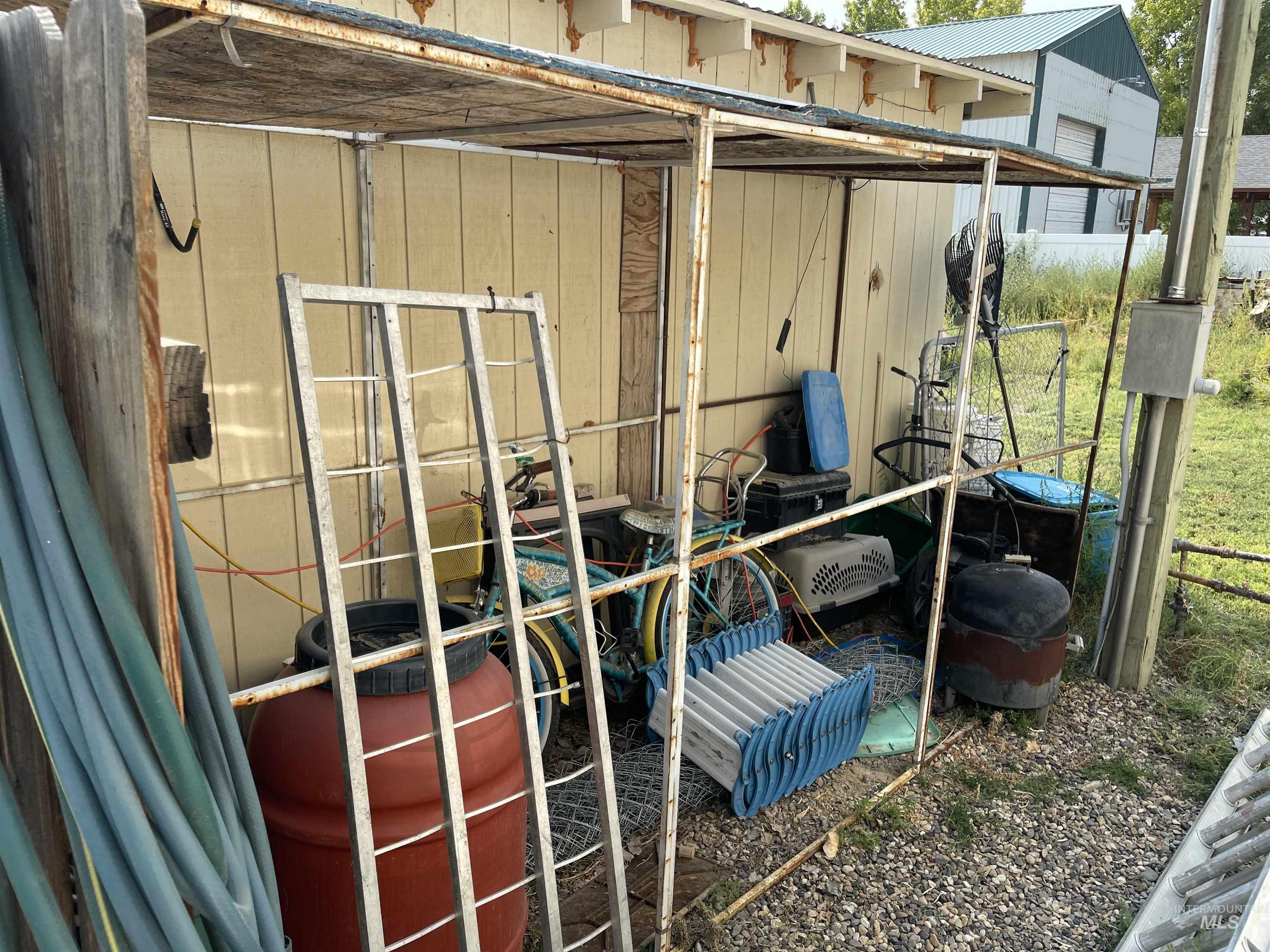 Storage room with an exterior structure