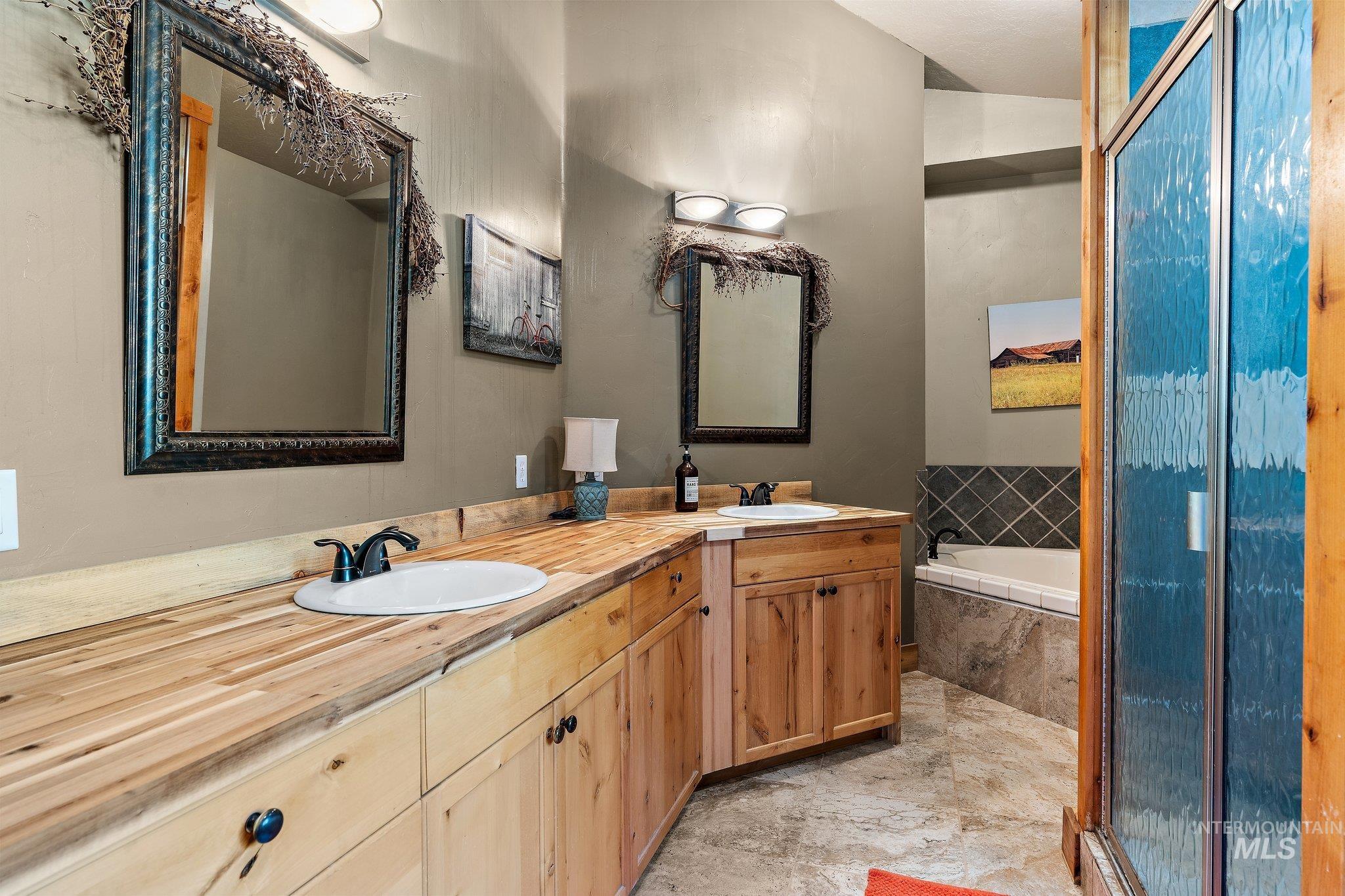 11714 Chukar Ridge Lane, Horseshoe Bend, Idaho 83629, 4 Bedrooms, 3 Bathrooms, Residential For Sale, Price $898,800, 98960011