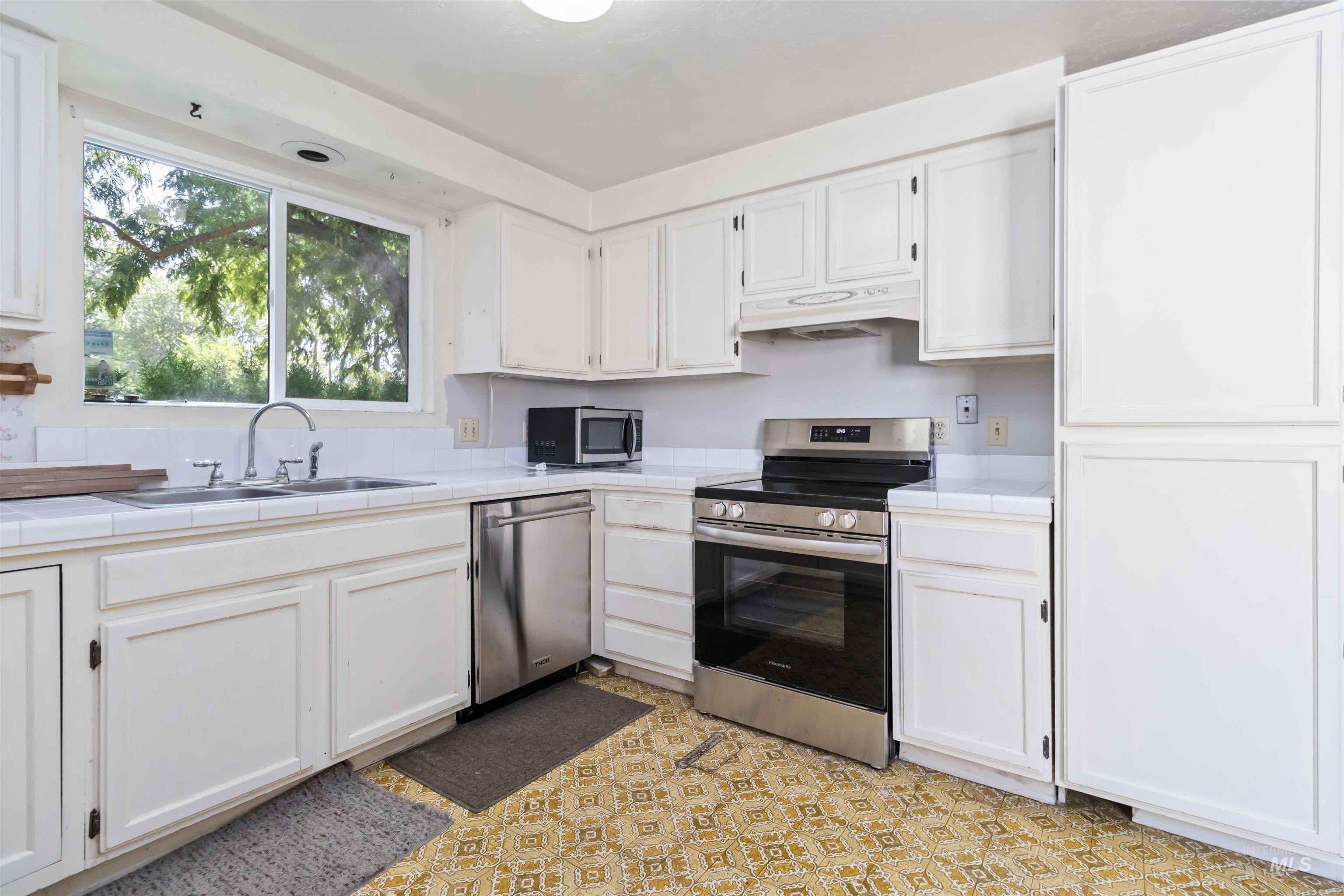 1937 & 1939 S Owyhee St, Boise, Idaho 83705, 2 Bedrooms, 1 Bathroom, Residential Income For Sale, Price $525,000, 98960049