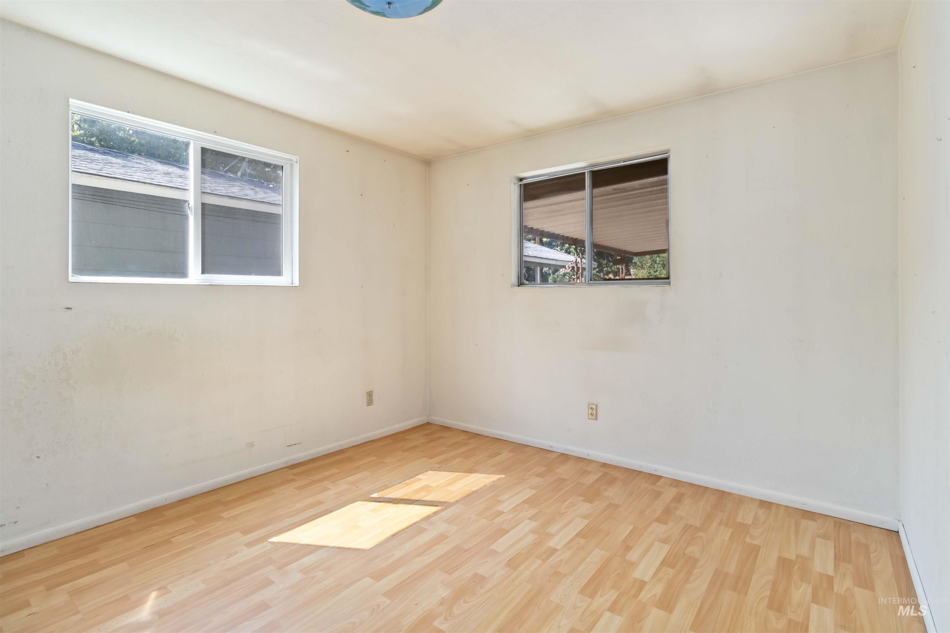 1937 & 1939 S Owyhee St, Boise, Idaho 83705, 2 Bedrooms, 1 Bathroom, Residential Income For Sale, Price $525,000, 98960049