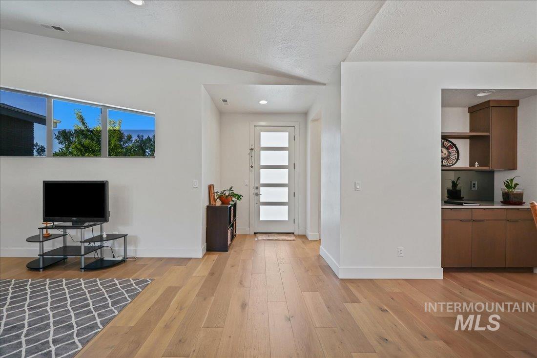 2576 E Warm Springs Ave, Boise, Idaho 83712, 3 Bedrooms, 2.5 Bathrooms, Residential For Sale, Price $835,000, 98960073