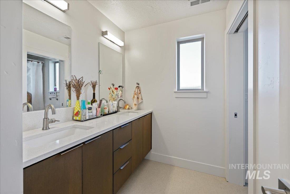 2576 E Warm Springs Ave, Boise, Idaho 83712, 3 Bedrooms, 2.5 Bathrooms, Residential For Sale, Price $835,000, 98960073