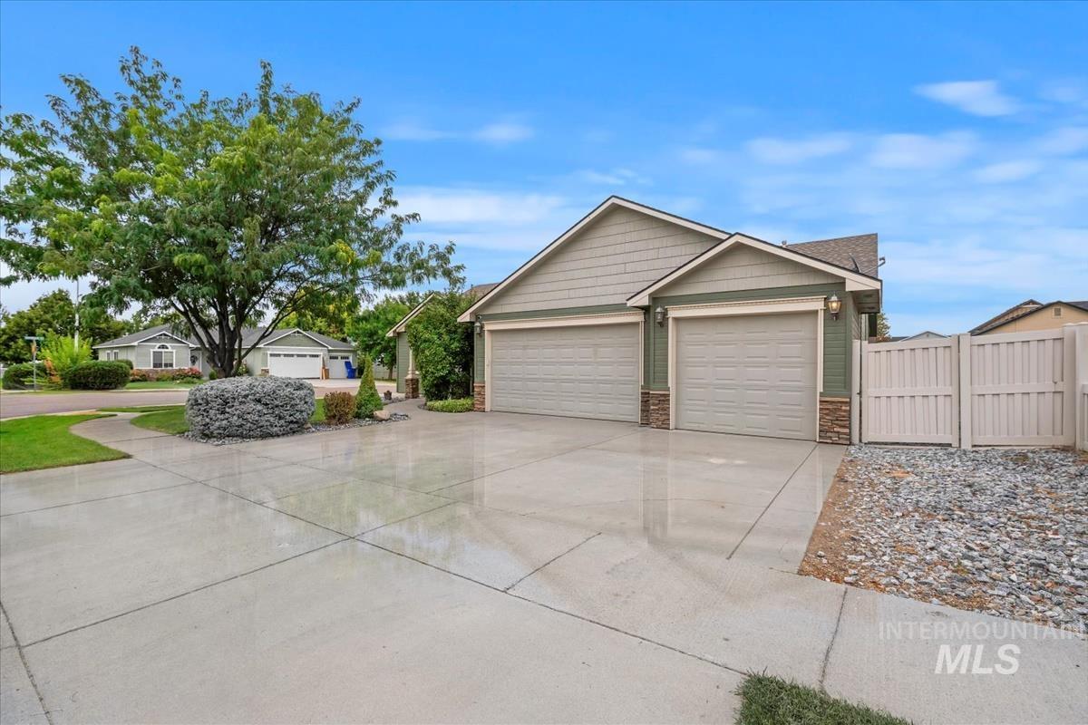 2138 Bishop Ave, Fruitland, Idaho 83619, 3 Bedrooms, 2 Bathrooms, Residential For Sale, Price $410,000, 98960081