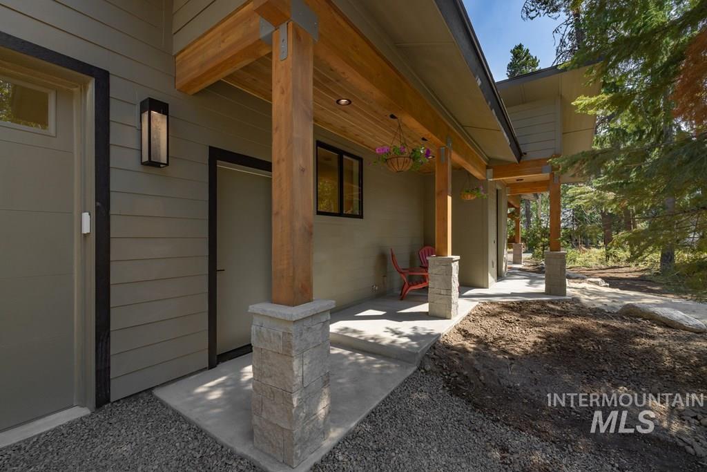 12850 Aurora Dr., Donnelly, Idaho 83615, 3 Bedrooms, 2.5 Bathrooms, Residential For Sale, Price $1,349,000, 98960105