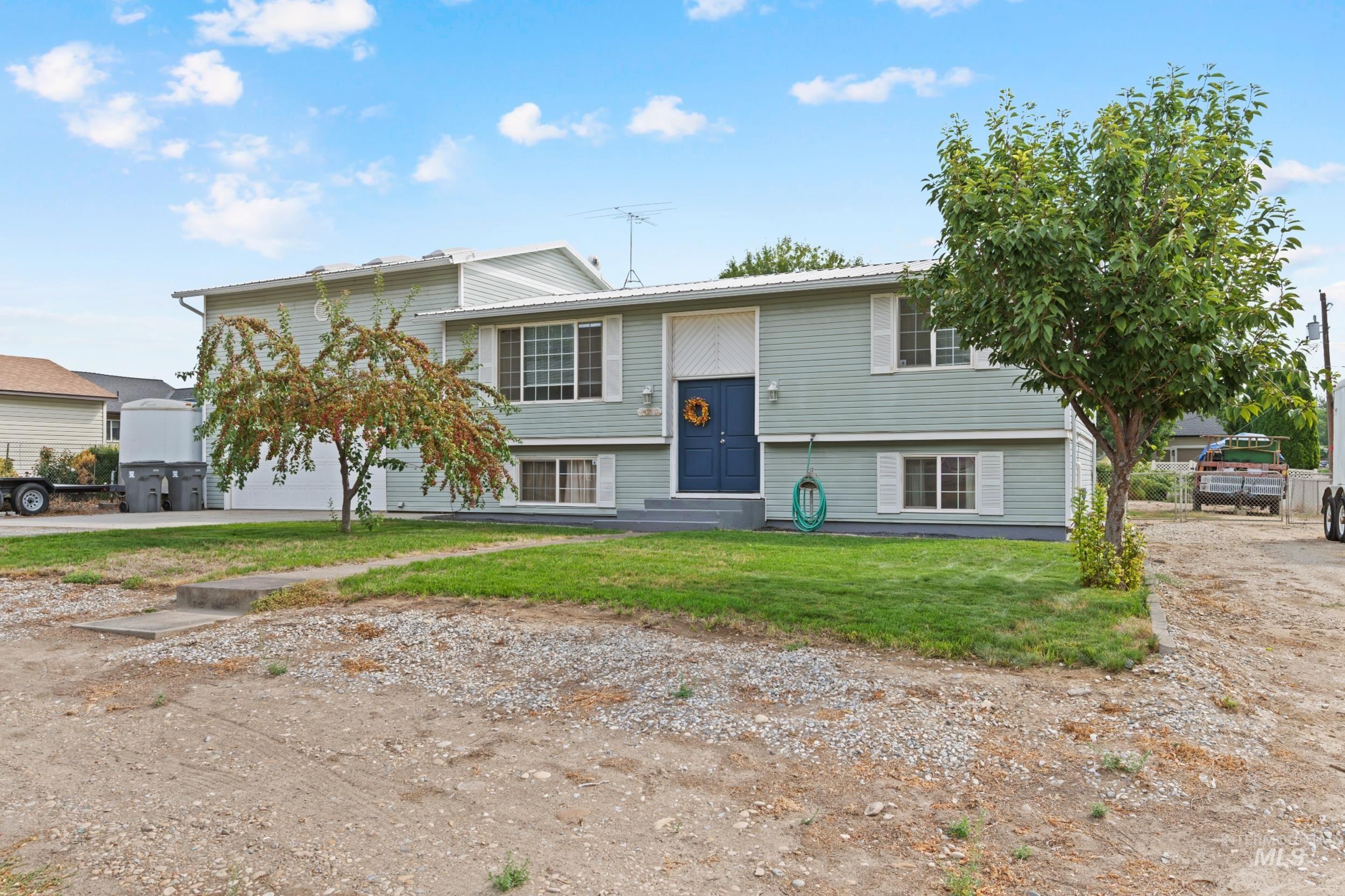 Raised ranch featuring a front yard