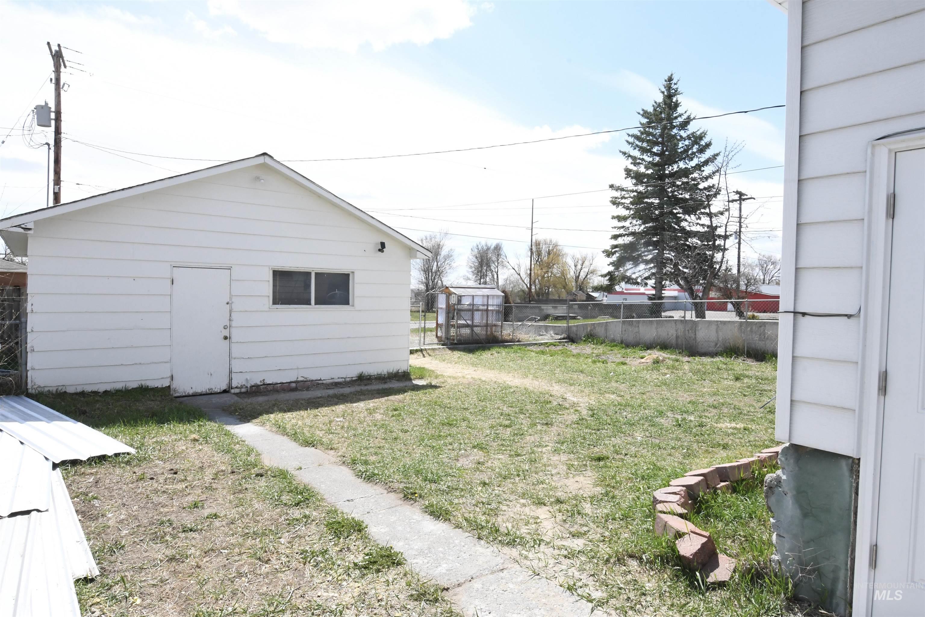 View of yard featuring an outbuilding