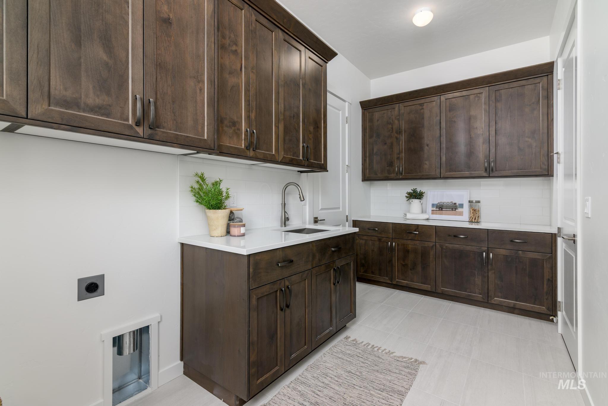 Laundry room featuring cabinet space and electric dryer hookup