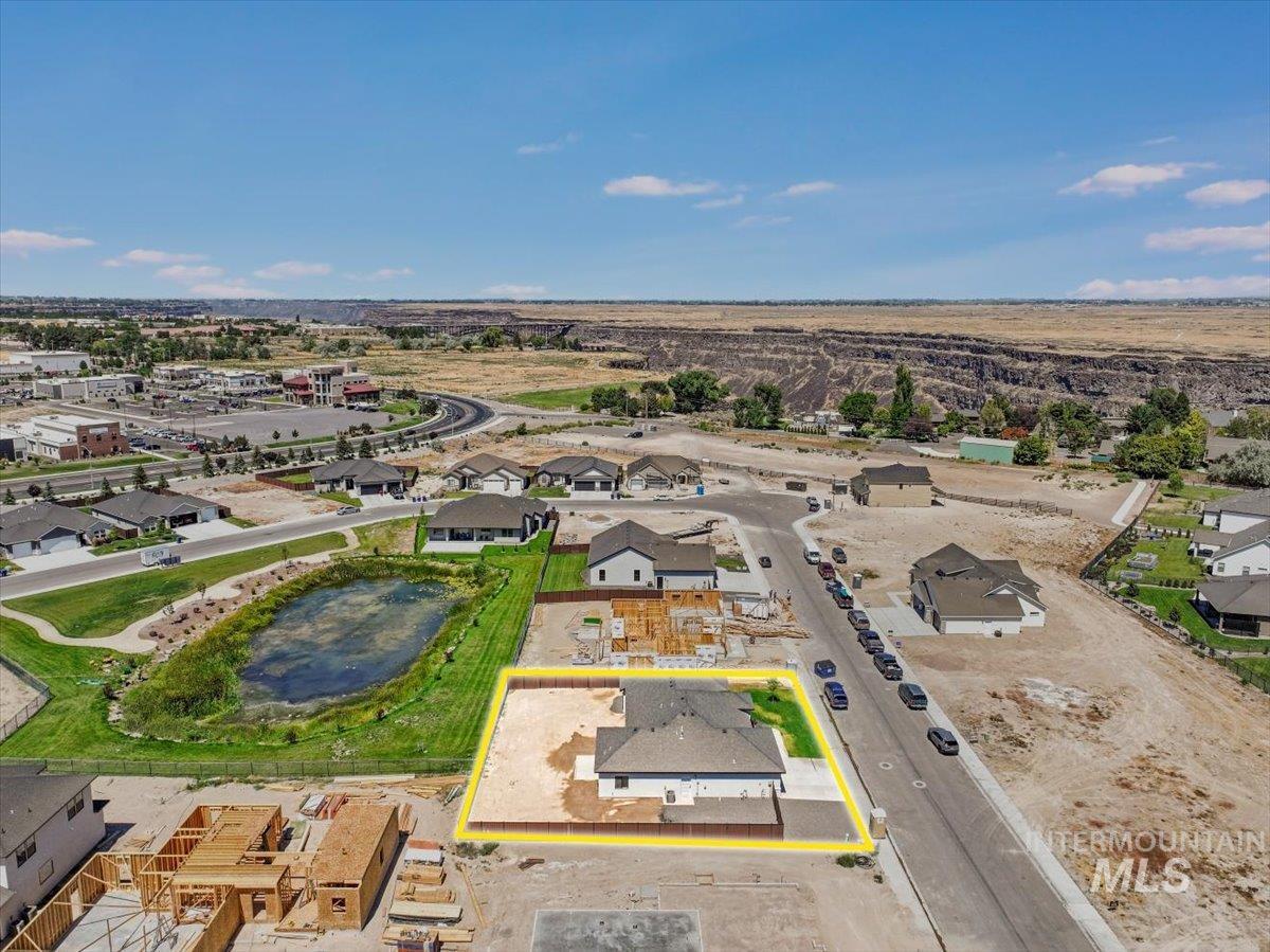 Aerial view of residential area featuring property parcel outlined