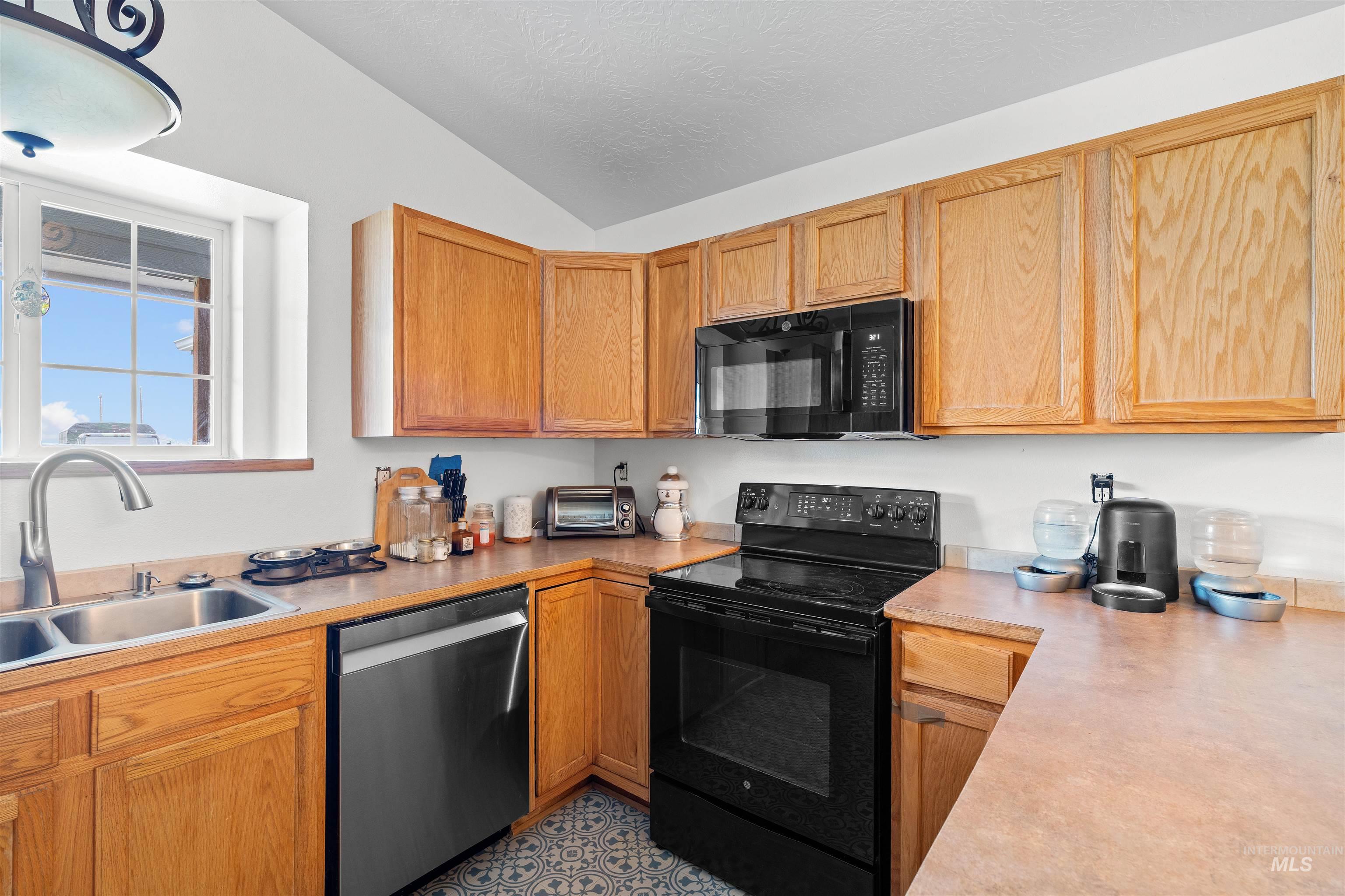 6600 SW Jarvis Drive, Mountain Home, Idaho 83647, 3 Bedrooms, 2 Bathrooms, Residential For Sale, Price $473,900, 98960228