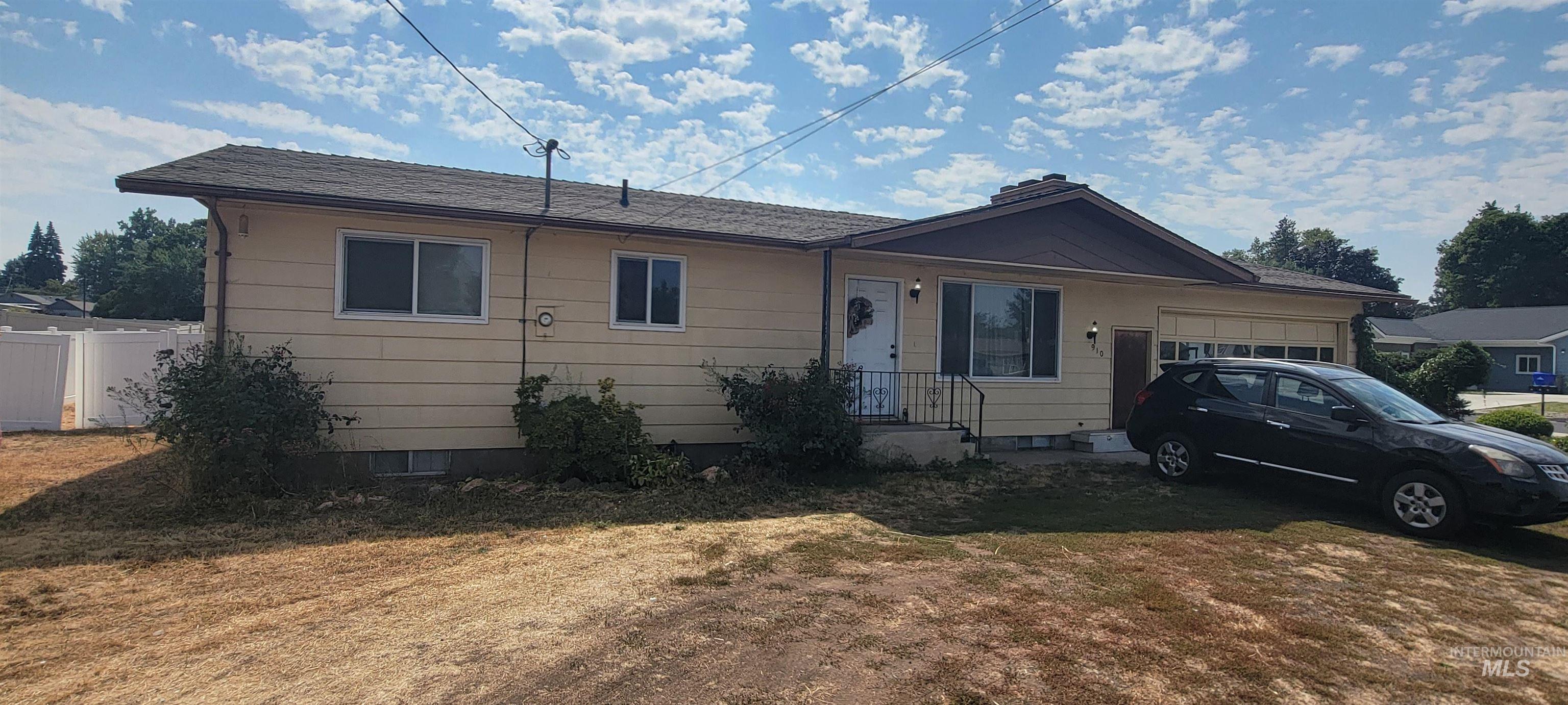 910 Bryden Ave, Lewiston, Idaho 83501, 4 Bedrooms, 2.5 Bathrooms, Residential For Sale, Price $325,000, 98960229