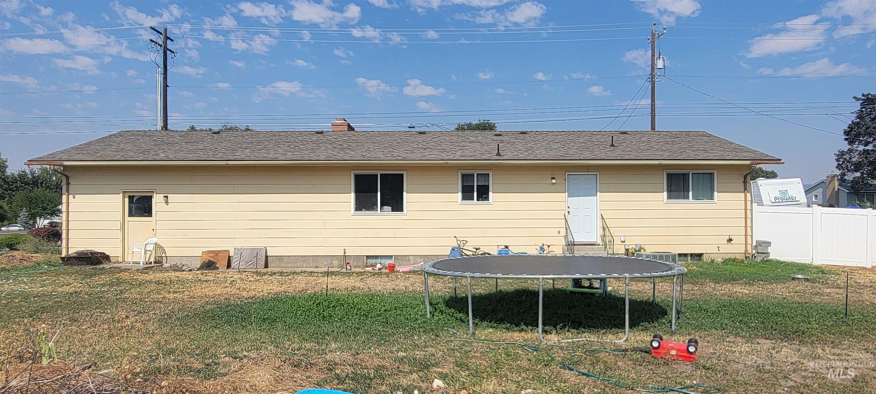 910 Bryden Ave, Lewiston, Idaho 83501, 4 Bedrooms, 2.5 Bathrooms, Residential For Sale, Price $325,000, 98960229