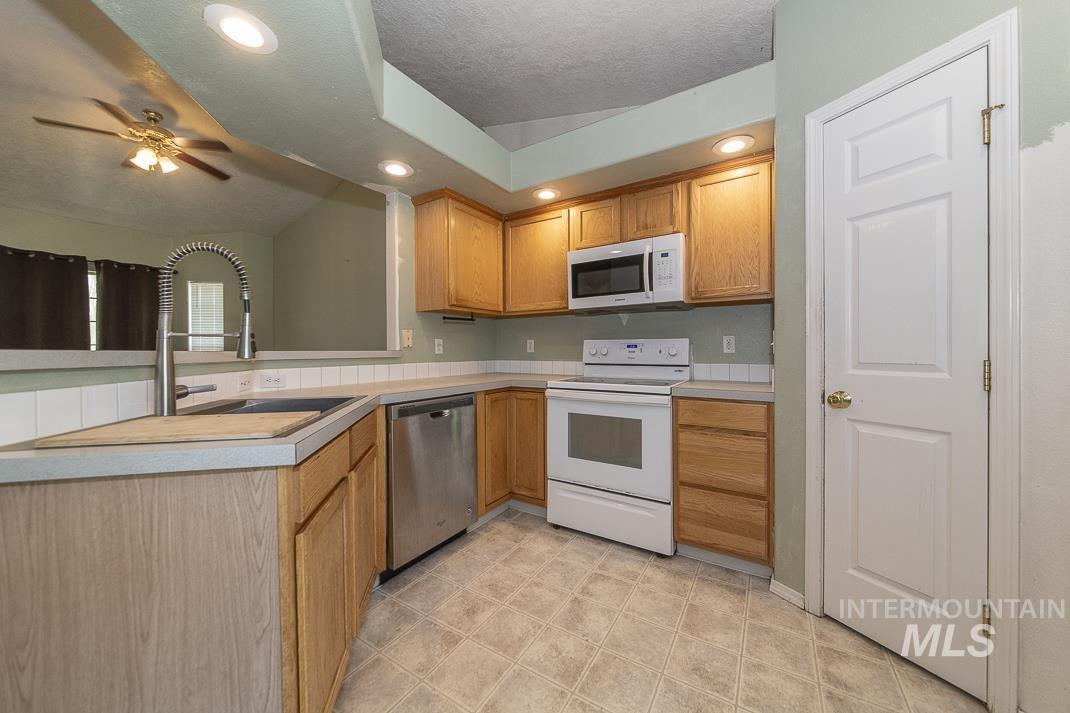2504 S Bluegrass Ave., Nampa, Idaho 83686, 4 Bedrooms, 2.5 Bathrooms, Residential For Sale, Price $339,999, 98960231