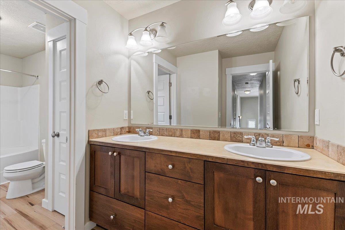 10623 Avalon St, Nampa, Idaho 83687, 5 Bedrooms, 2.5 Bathrooms, Residential For Sale, Price $445,000, 98960241