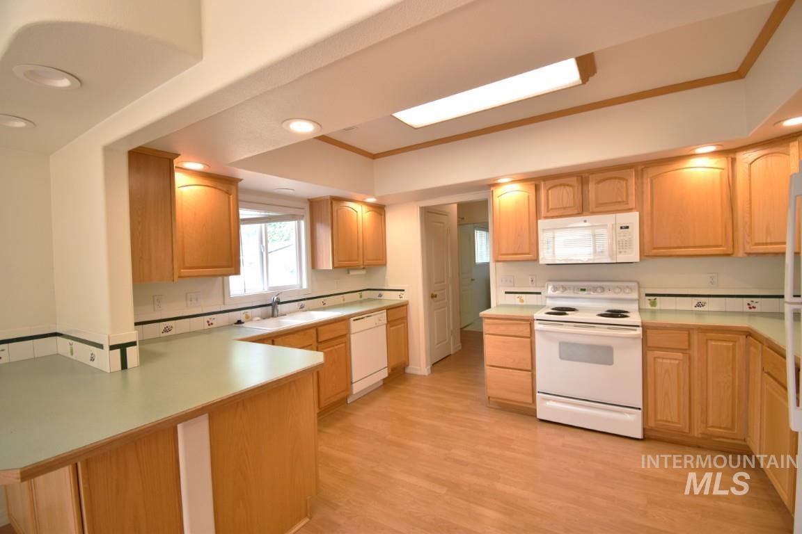 933 W State Street, Eagle, Idaho 83616, 2 Bedrooms, 2 Bathrooms, Rental For Rent, Price $1,695, 98960251