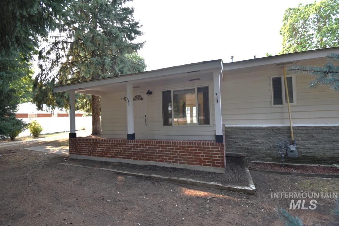 933 W State Street, Eagle, Idaho 83616, 2 Bedrooms, 2 Bathrooms, Rental For Rent, Price $1,695, 98960251