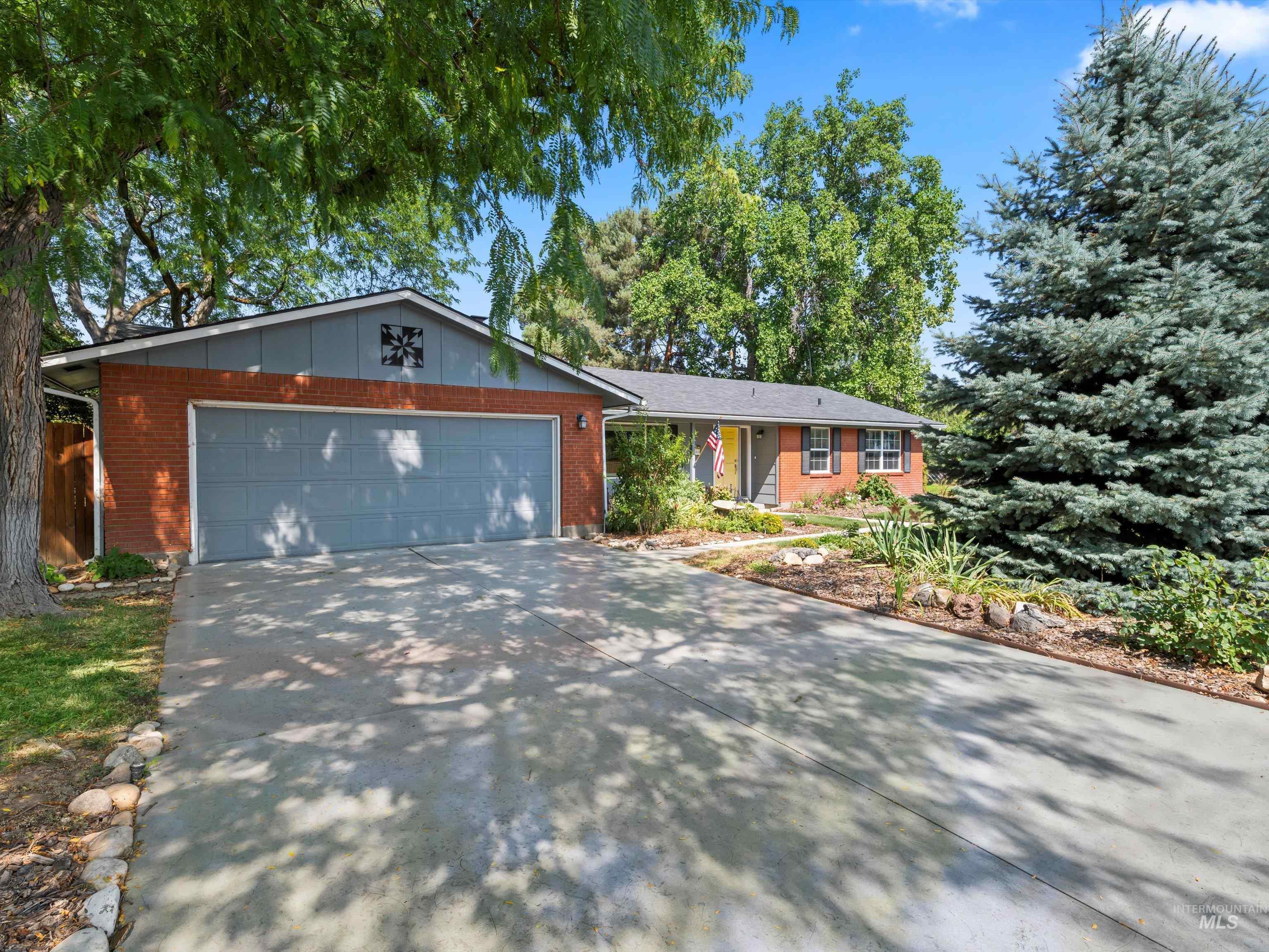 8760 W Pembrook Drive, Boise, Idaho 83704, 3 Bedrooms, 2 Bathrooms, Residential For Sale, Price $470,000, 98960262