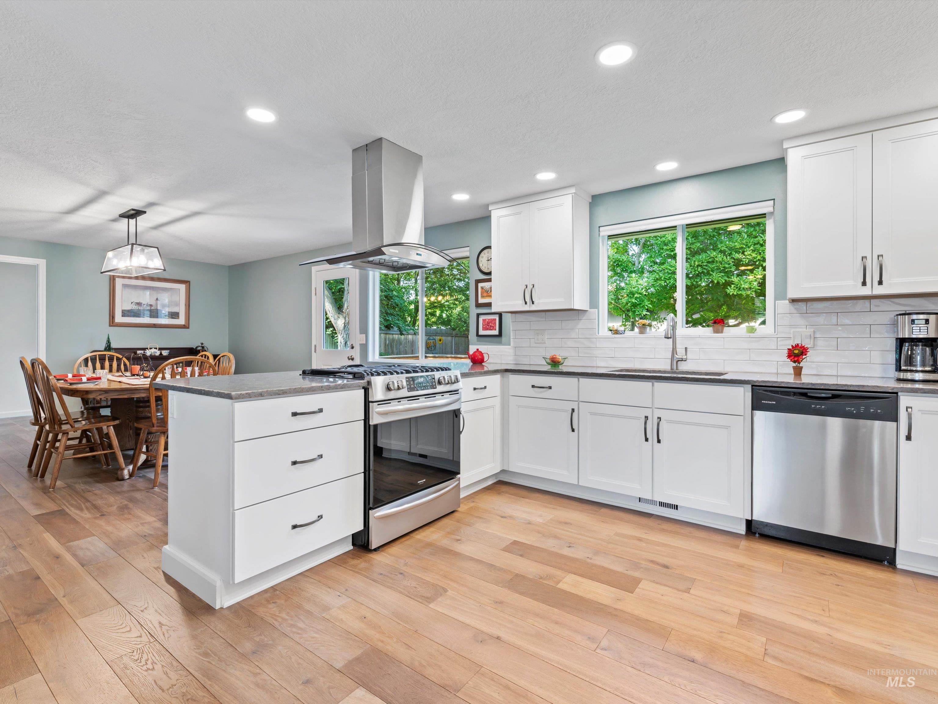 8760 W Pembrook Drive, Boise, Idaho 83704, 3 Bedrooms, 2 Bathrooms, Residential For Sale, Price $470,000, 98960262