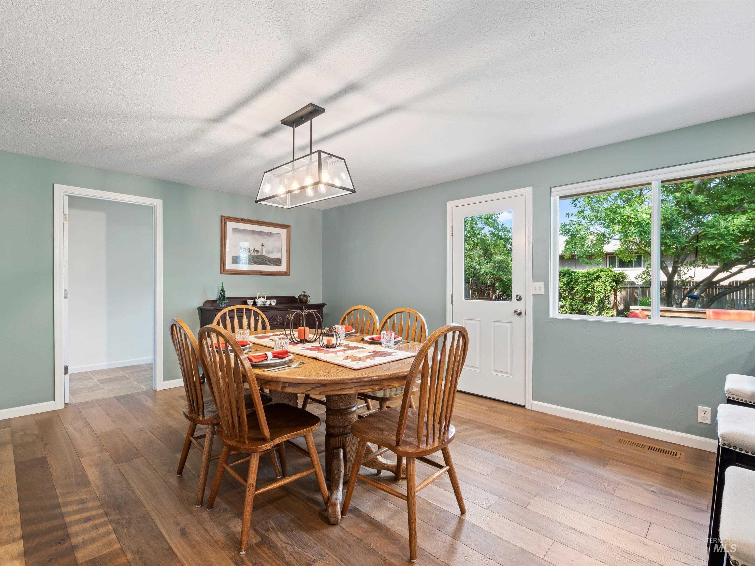 8760 W Pembrook Drive, Boise, Idaho 83704, 3 Bedrooms, 2 Bathrooms, Residential For Sale, Price $470,000, 98960262
