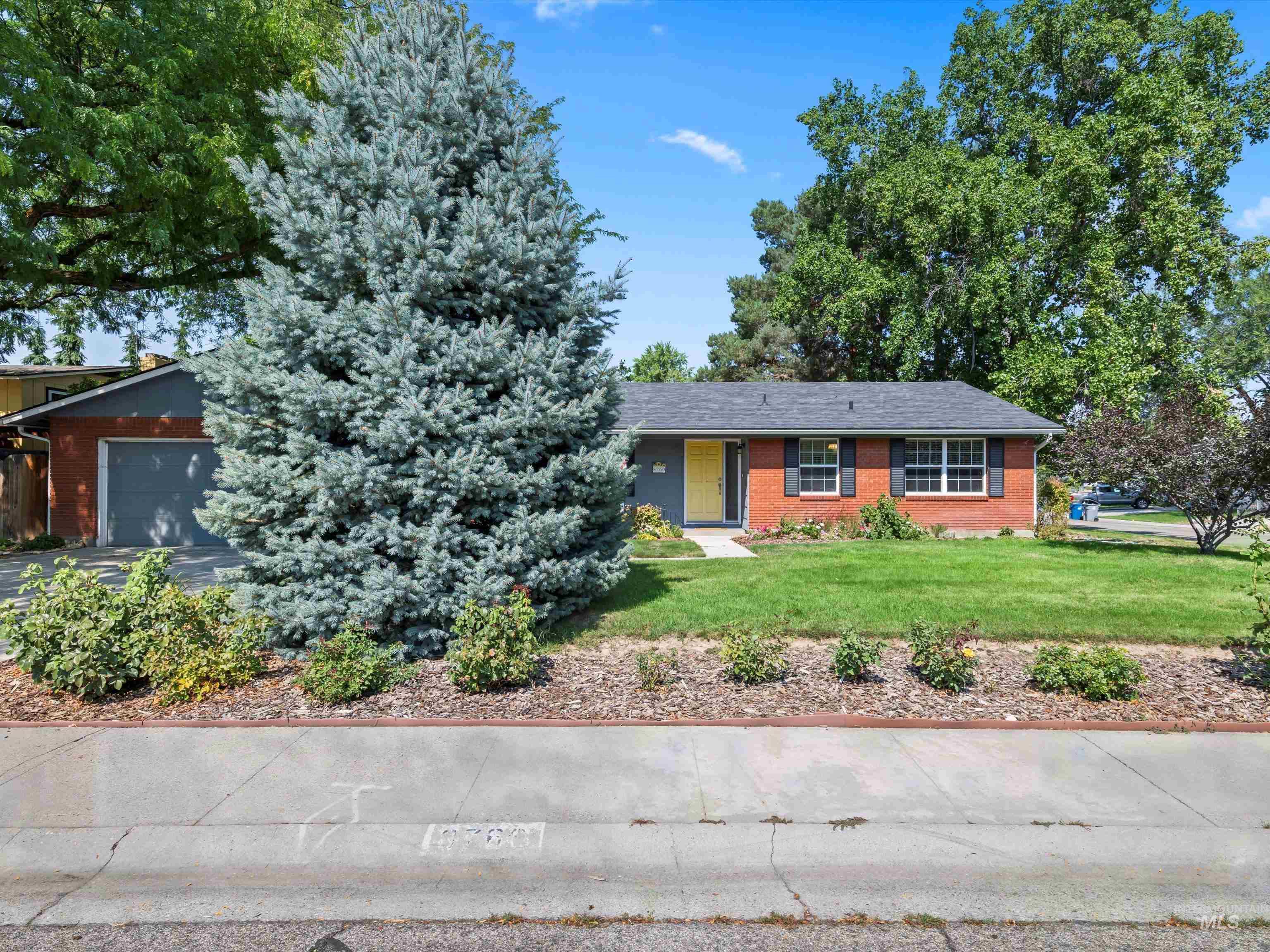8760 W Pembrook Drive, Boise, Idaho 83704, 3 Bedrooms, 2 Bathrooms, Residential For Sale, Price $470,000, 98960262