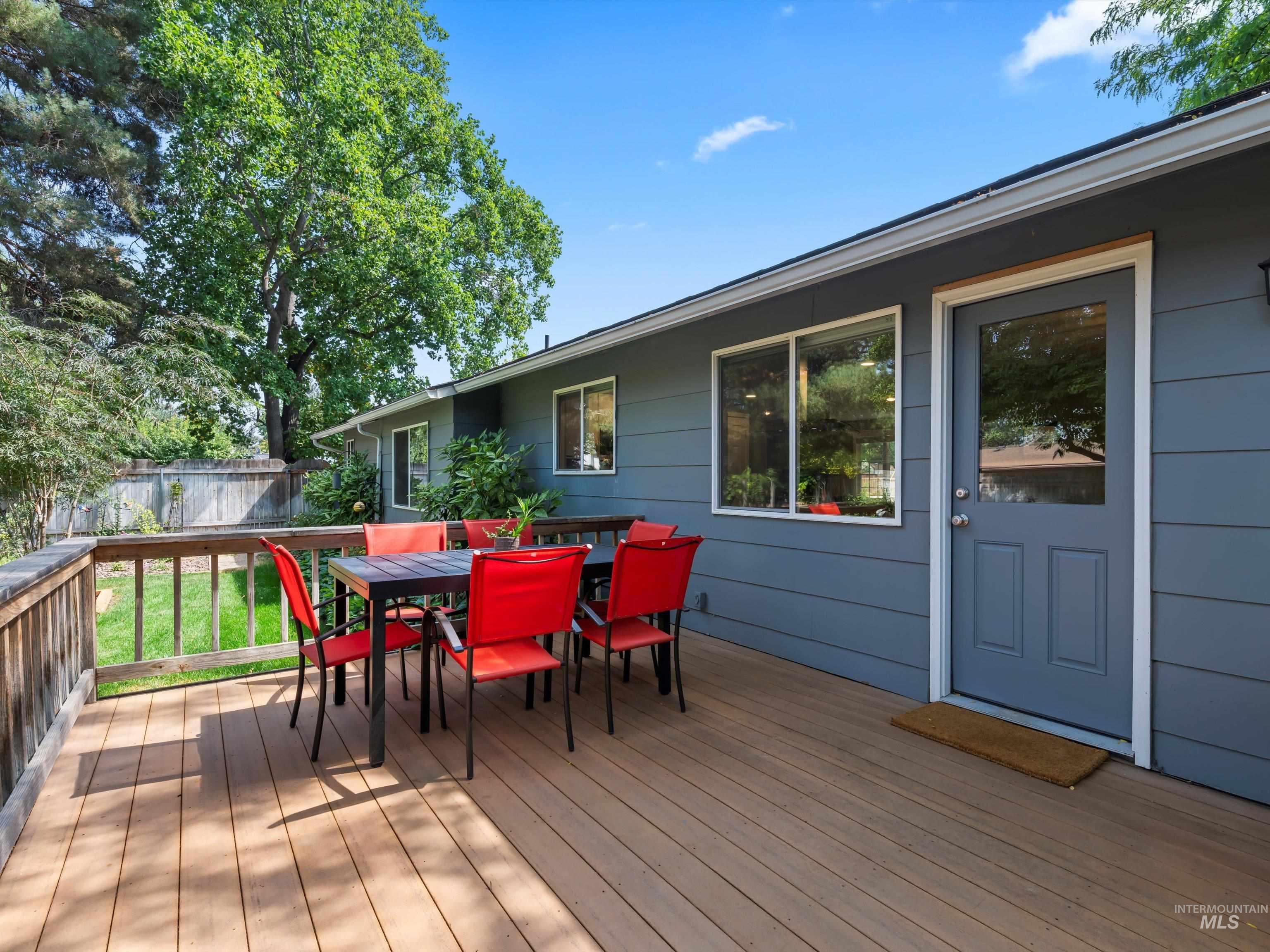8760 W Pembrook Drive, Boise, Idaho 83704, 3 Bedrooms, 2 Bathrooms, Residential For Sale, Price $470,000, 98960262
