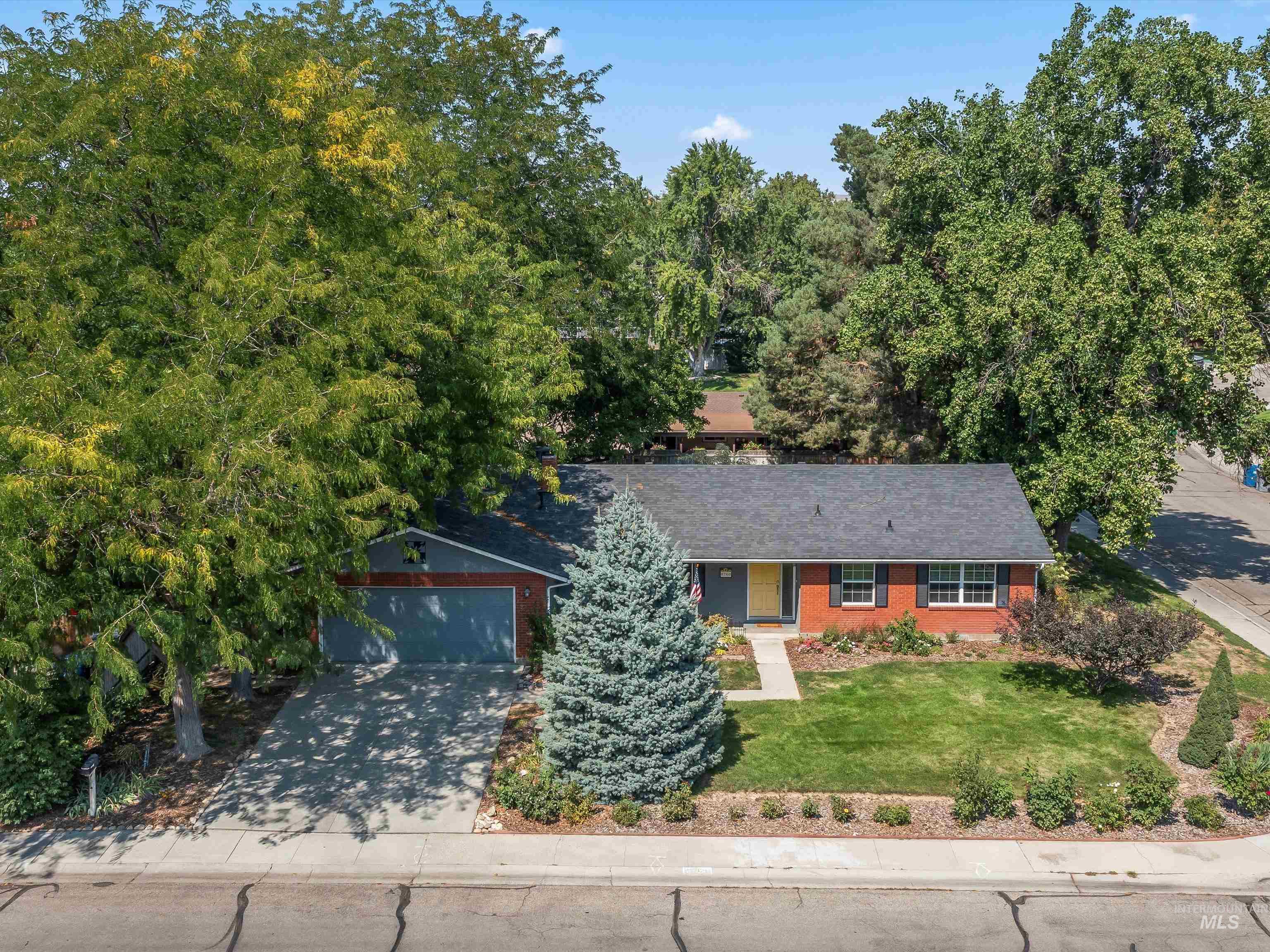 8760 W Pembrook Drive, Boise, Idaho 83704, 3 Bedrooms, 2 Bathrooms, Residential For Sale, Price $470,000, 98960262