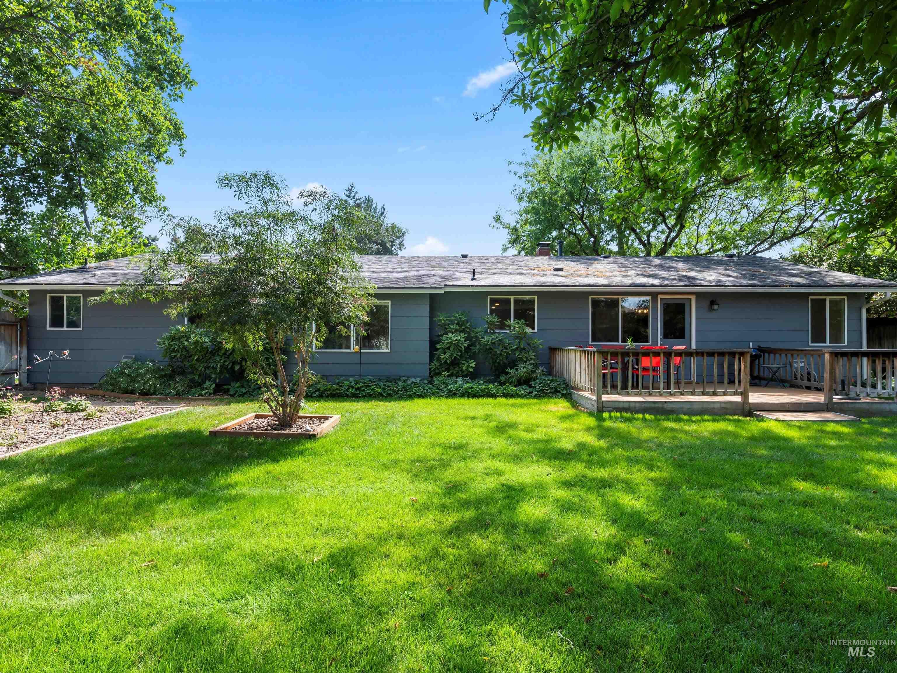 8760 W Pembrook Drive, Boise, Idaho 83704, 3 Bedrooms, 2 Bathrooms, Residential For Sale, Price $470,000, 98960262