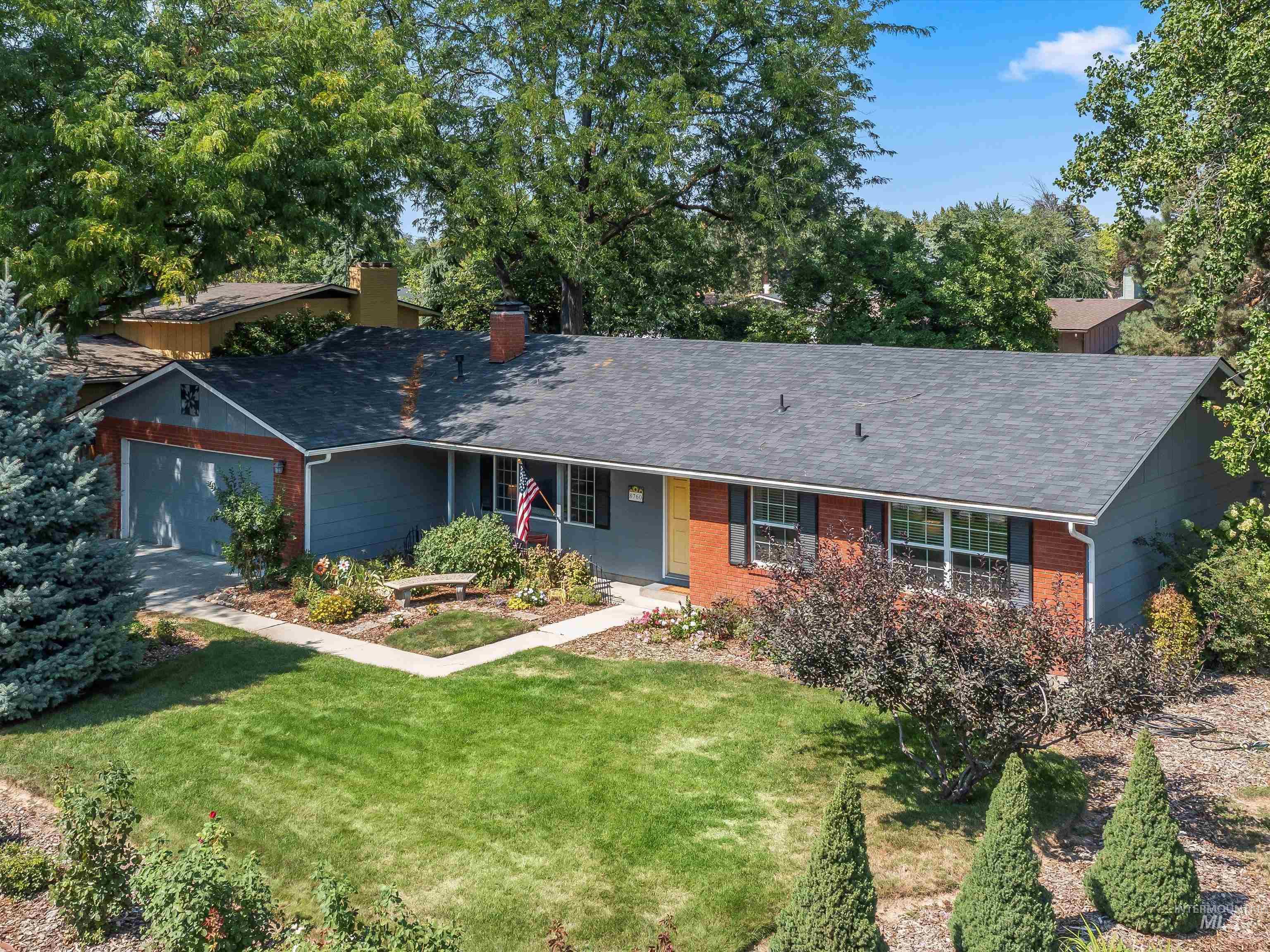 8760 W Pembrook Drive, Boise, Idaho 83704, 3 Bedrooms, 2 Bathrooms, Residential For Sale, Price $470,000, 98960262