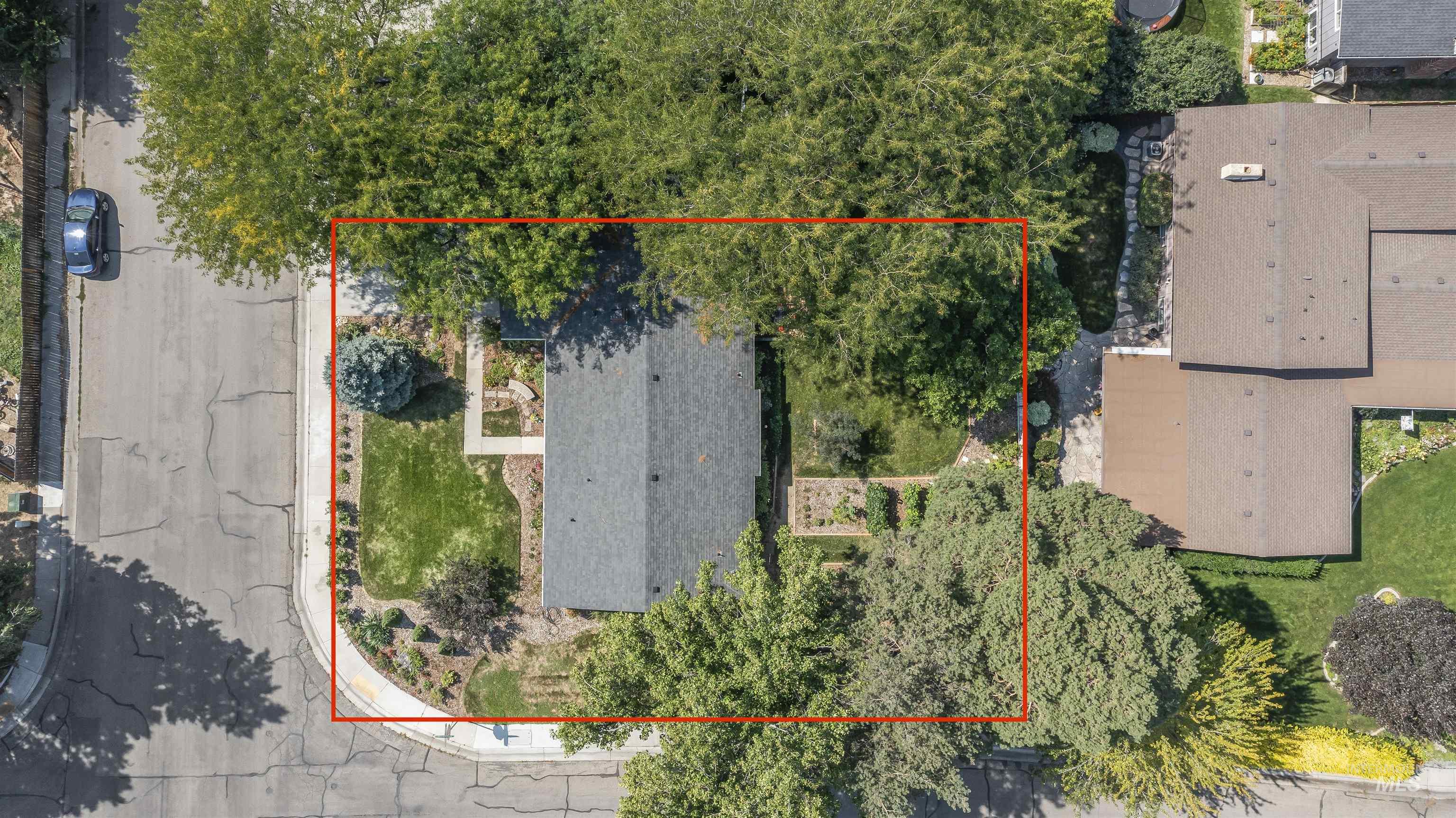 8760 W Pembrook Drive, Boise, Idaho 83704, 3 Bedrooms, 2 Bathrooms, Residential For Sale, Price $470,000, 98960262