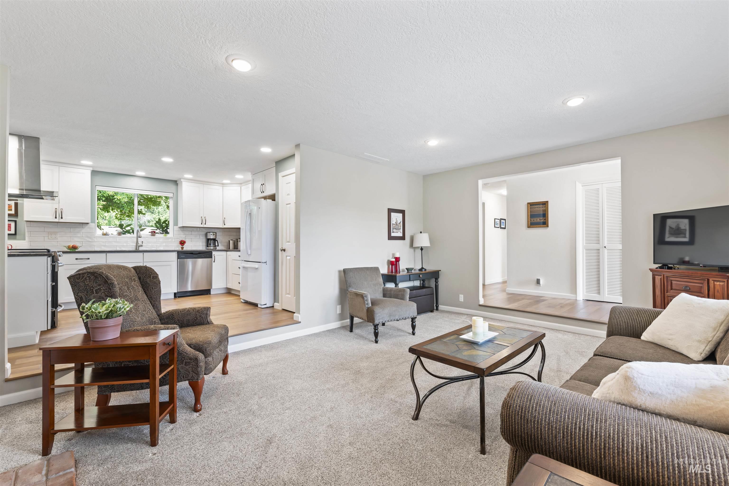 8760 W Pembrook Drive, Boise, Idaho 83704, 3 Bedrooms, 2 Bathrooms, Residential For Sale, Price $470,000, 98960262